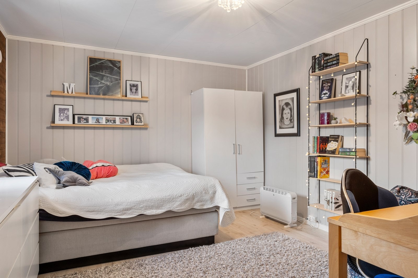 Soverommet her nede er stort og har rikelig med plass for ønsket møblement. Galleribilde