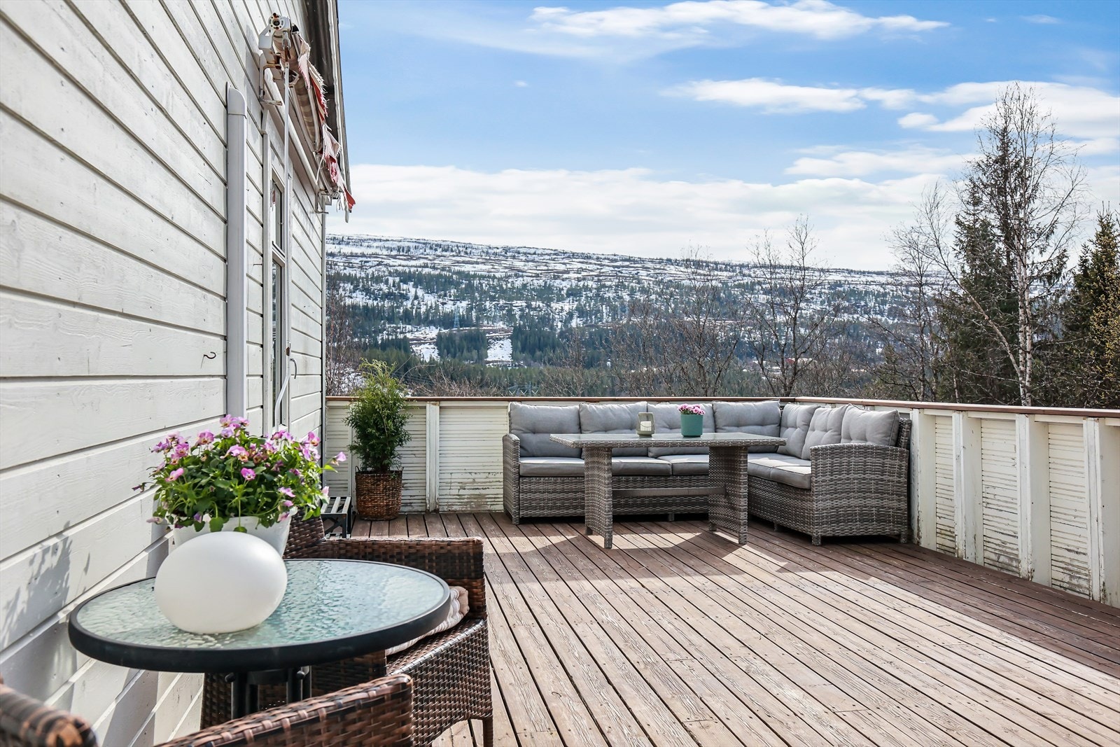 Rekkverket på terrassen har behov for litt kjærlighet. Galleribilde