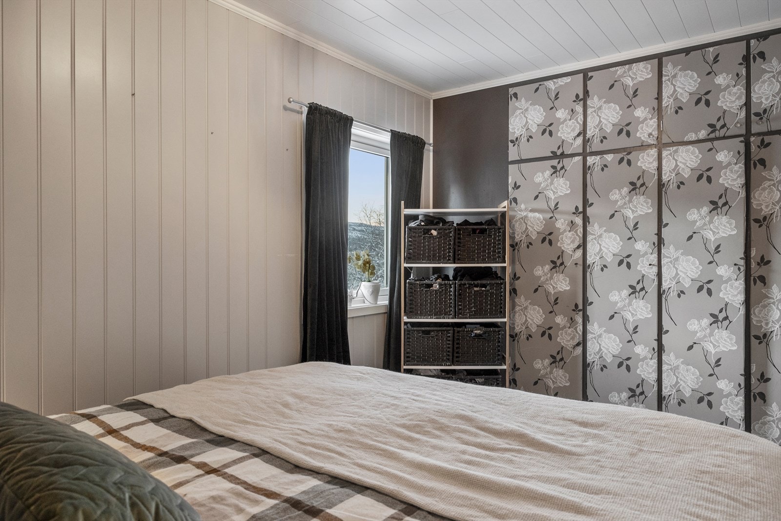 Dette soverommet har blitt brukt som hovedsoverom. Her har du godt med lagringsplass i innebygde skap. Galleribilde