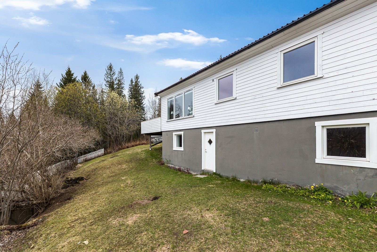 Fasaden fra nersiden. Her ser du inngangsdøren til stuen i sokkelen. Galleribilde