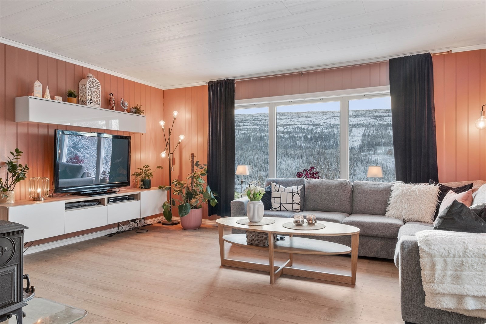 Stuen er romslig og har god plass før ønsket møblement. Galleribilde