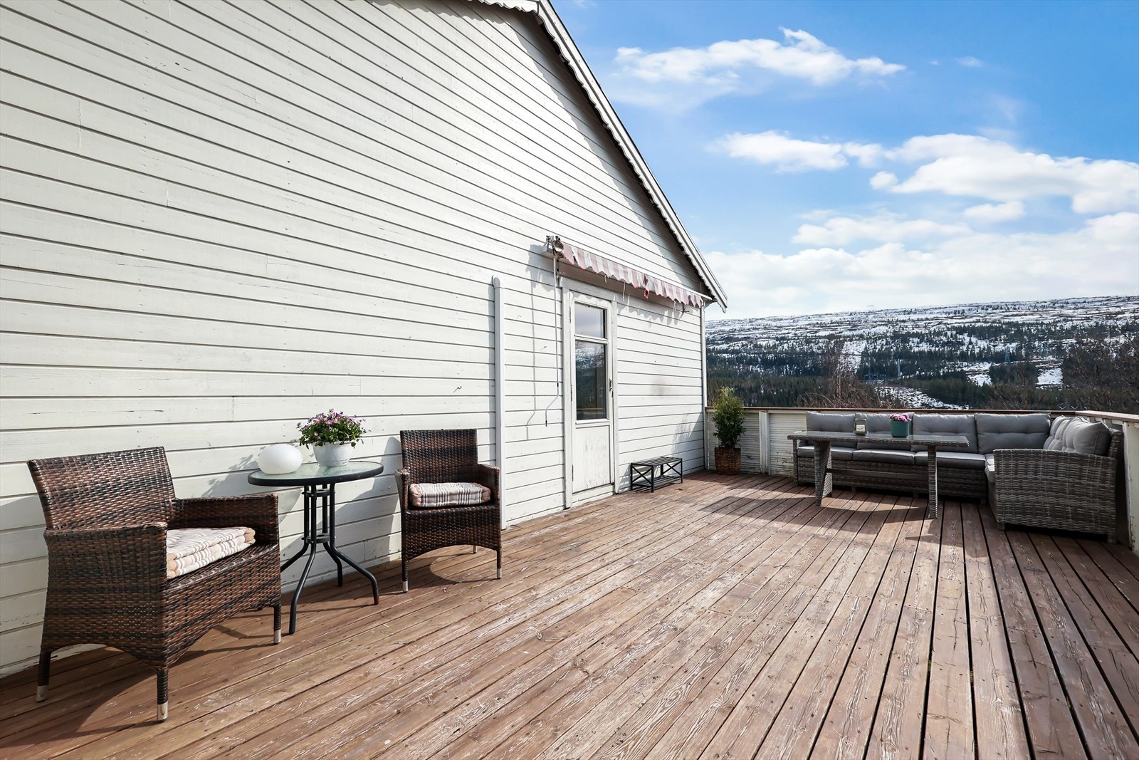 Terrassen er ca. 28 m² og har god plass til flere sittegrupper. Galleribilde