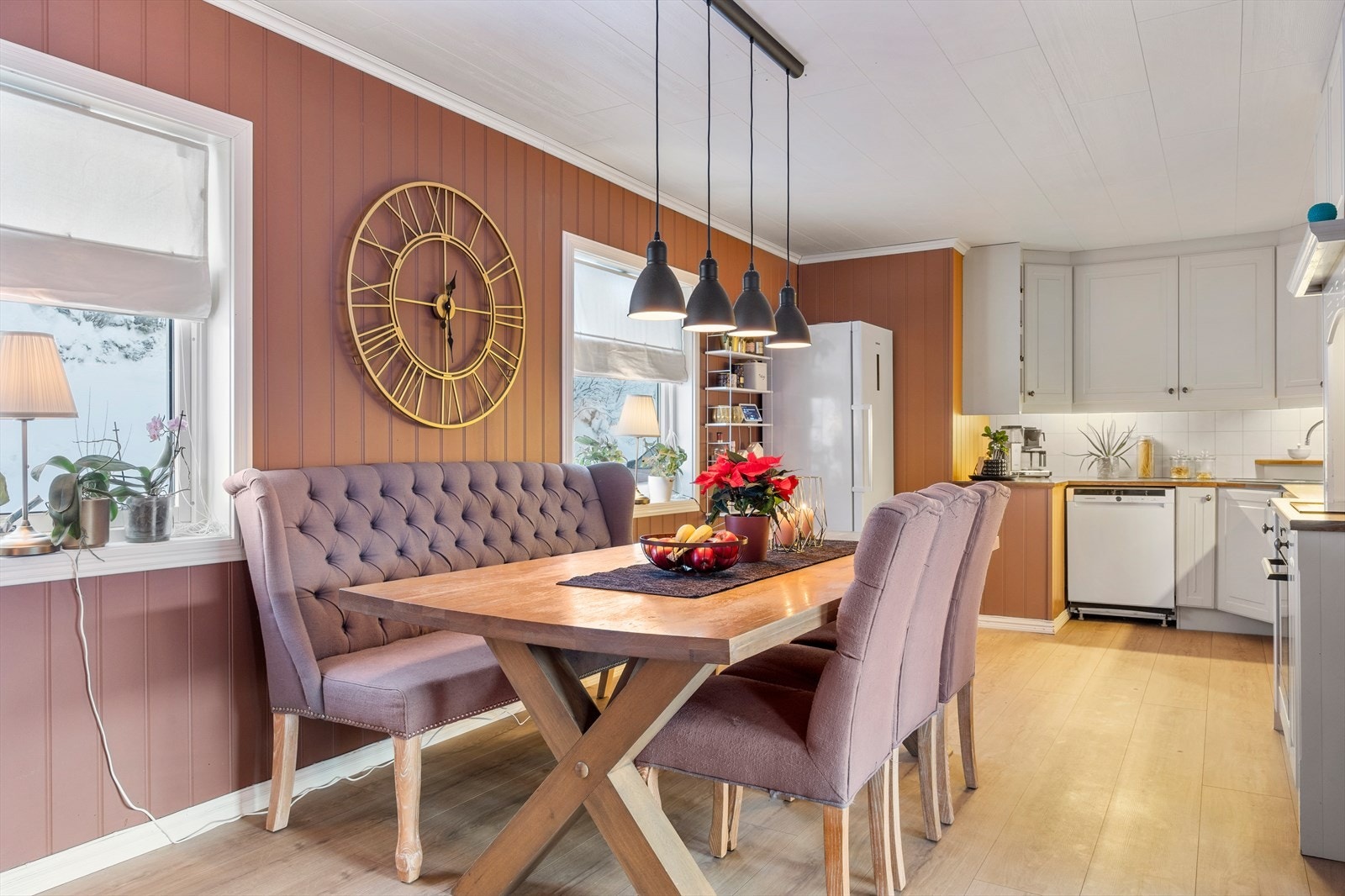 Praktisk planløsning med god plass til spisegruppe like ved kjøkkenet. Galleribilde