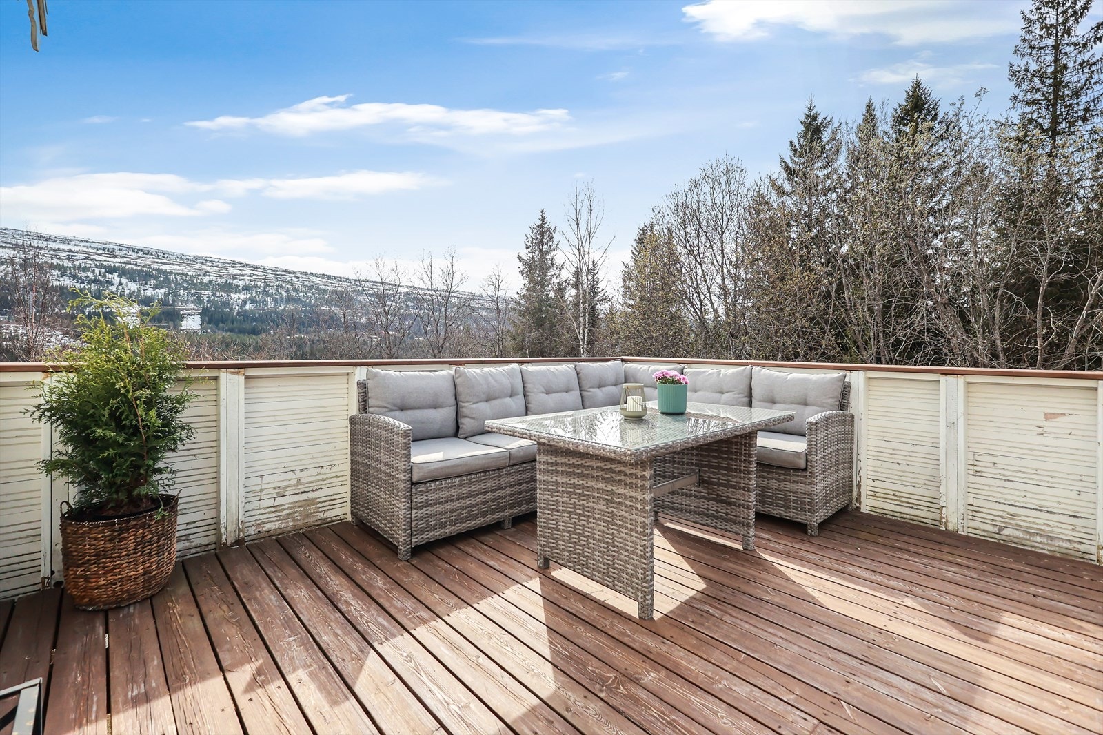 Her kan man sitte skjermet fra naboer og nyte været på en godværsdag. Galleribilde