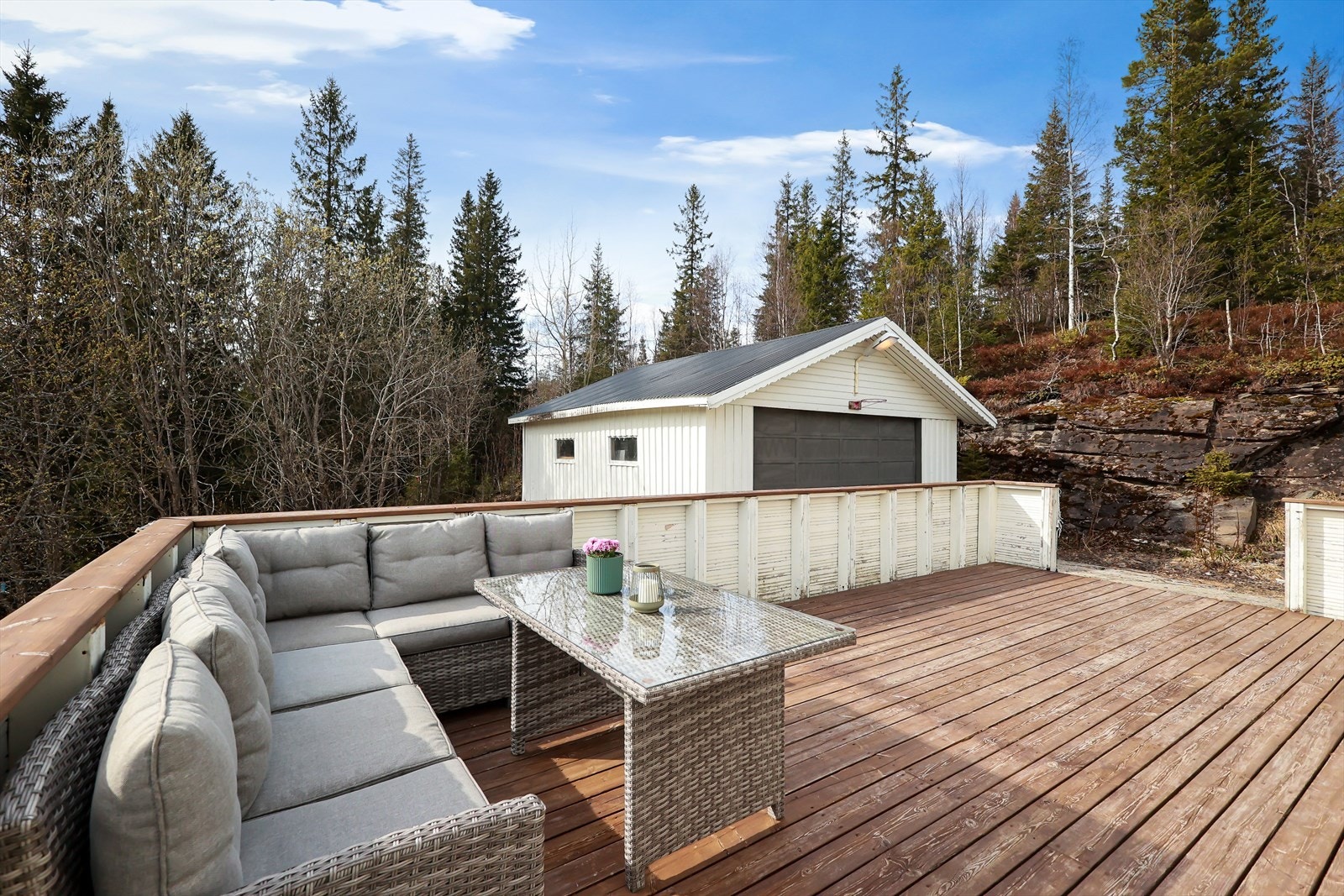 Eiendommen ligger i landlige omgivelser som grenser til friareal. Galleribilde