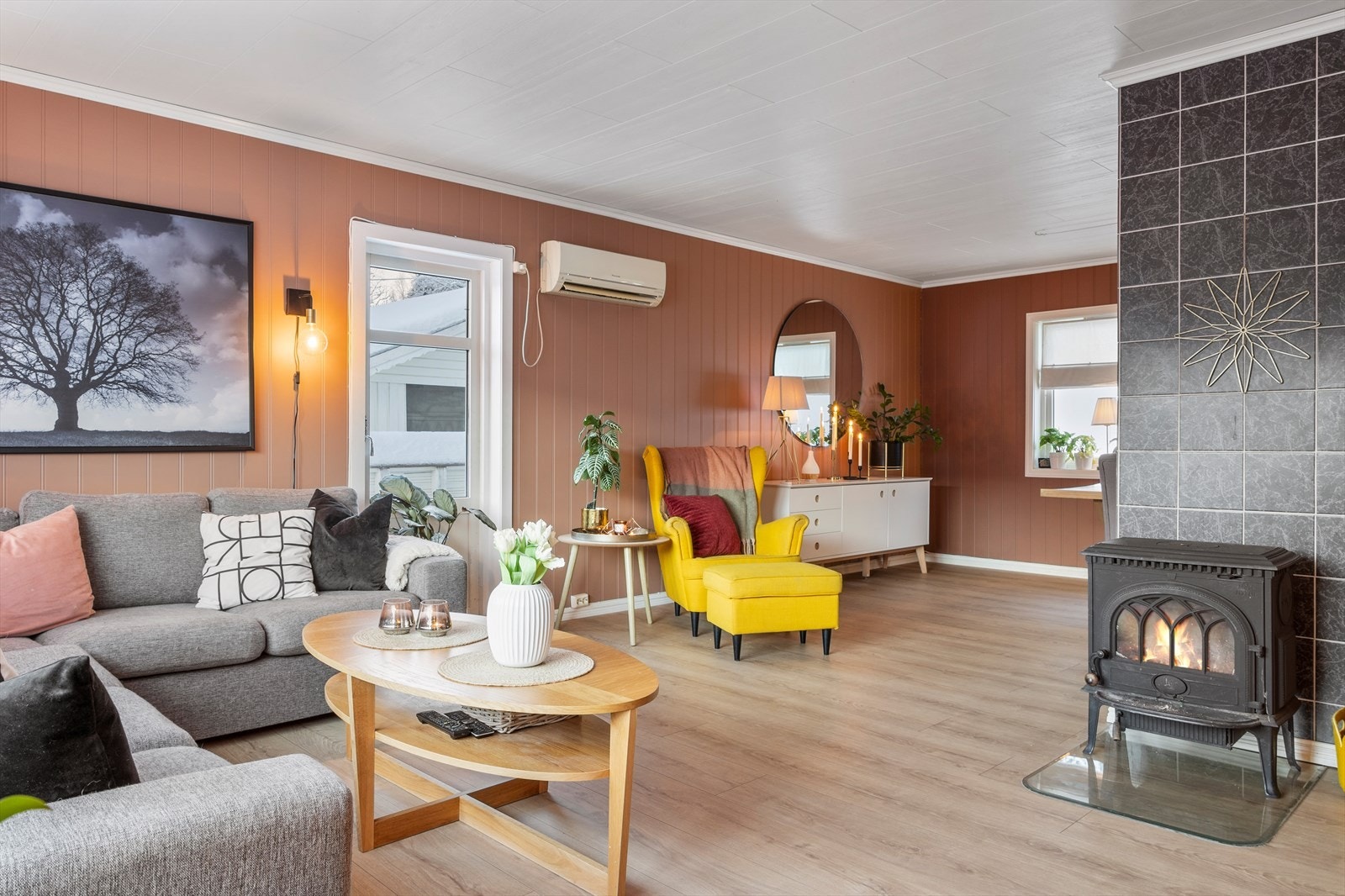 Boligen blir varmet opp med varmepumpe, vedfyring og ellers annen elektrisitet. Galleribilde