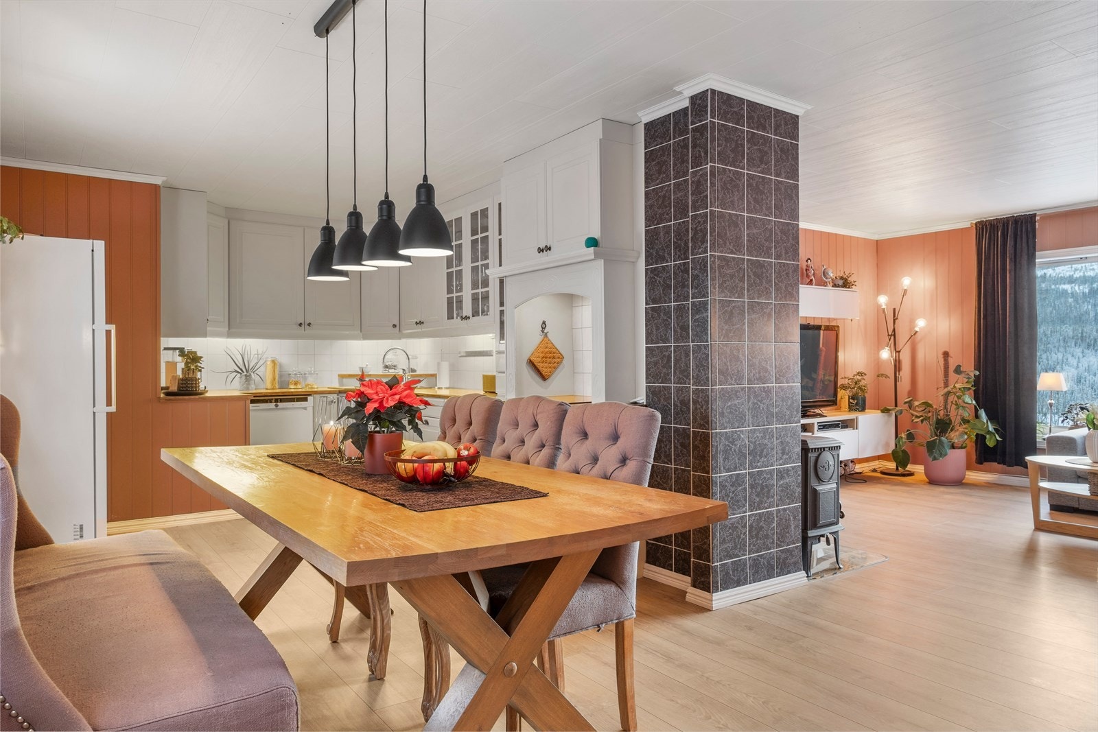 Stue- og kjøkken har en delvis åpen løsning. Galleribilde