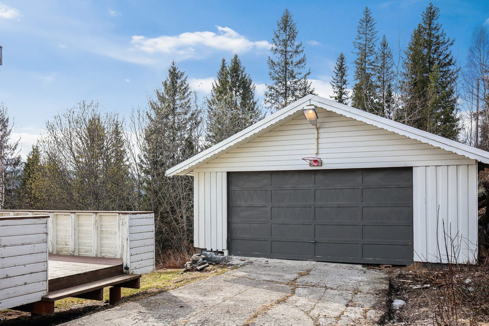 Garasjen er ca. 53 m² og er en stor dobbeltgarasje. Her har du god plass til to biler og oppbevaring av diverse hageredskaper. Galleribilde
