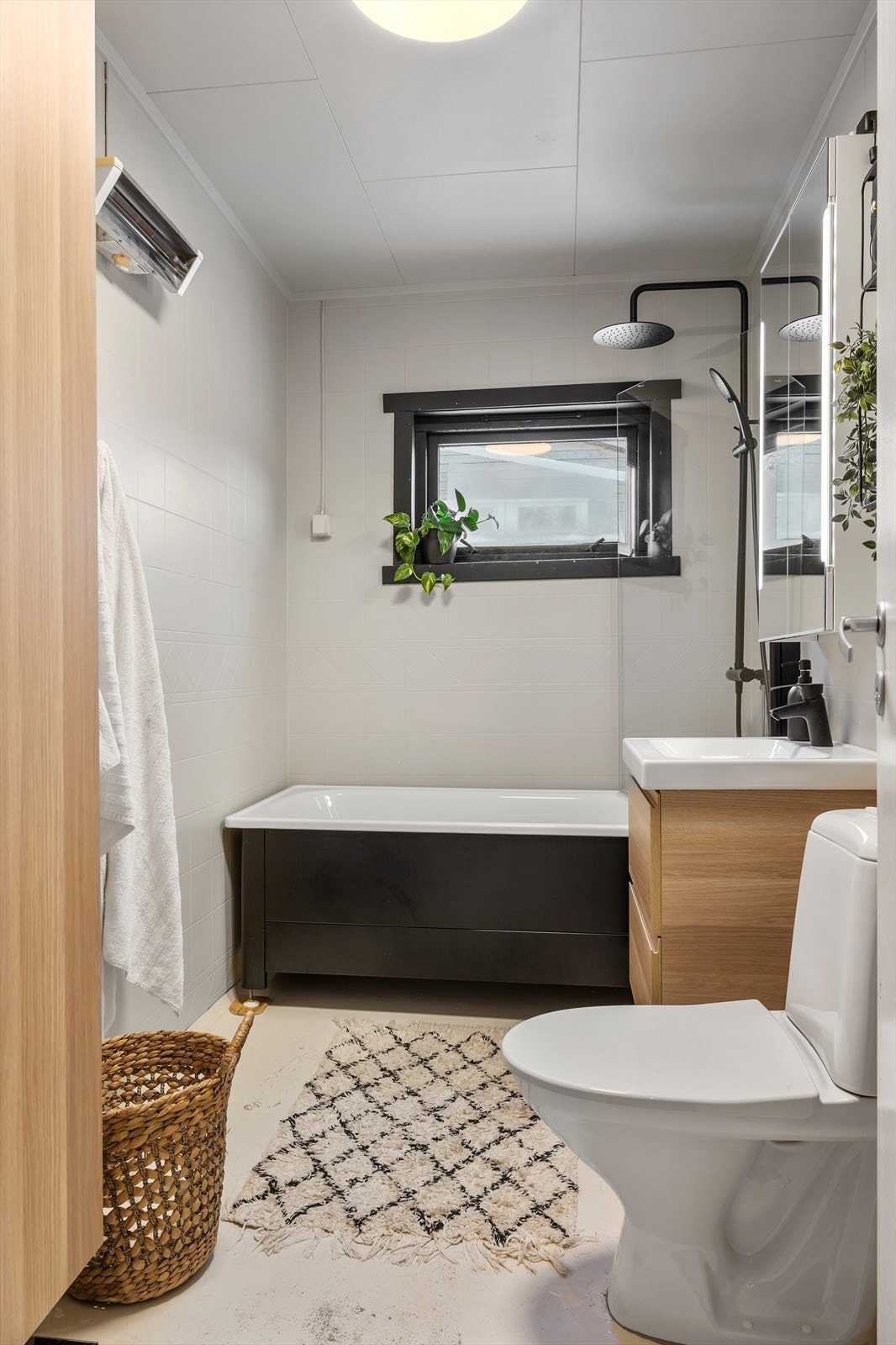 Badet fikk nytt badekar med veggmontert blandebatteri, og ny innredning i 2022. Galleribilde