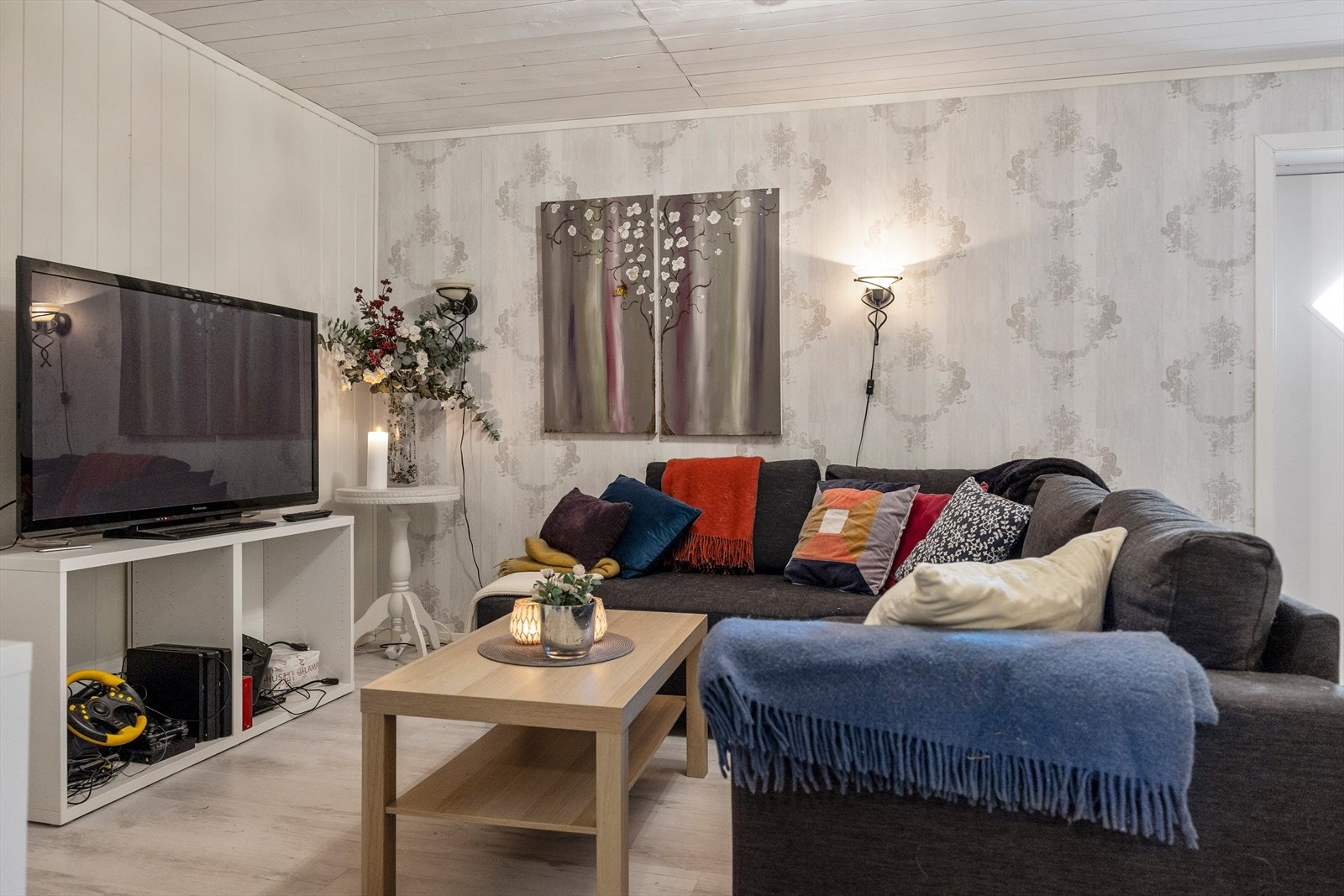 Sokkelen har følgende rominndeling: trappegang, stue, soverom, vaskerom og 2 kryperom. Her er det ikke etablert gulv, og kun fjell som ikke er utgravd. Galleribilde