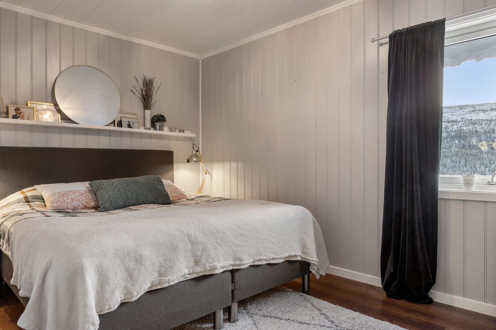 I hovedetasjen er det tre soverom. Galleribilde