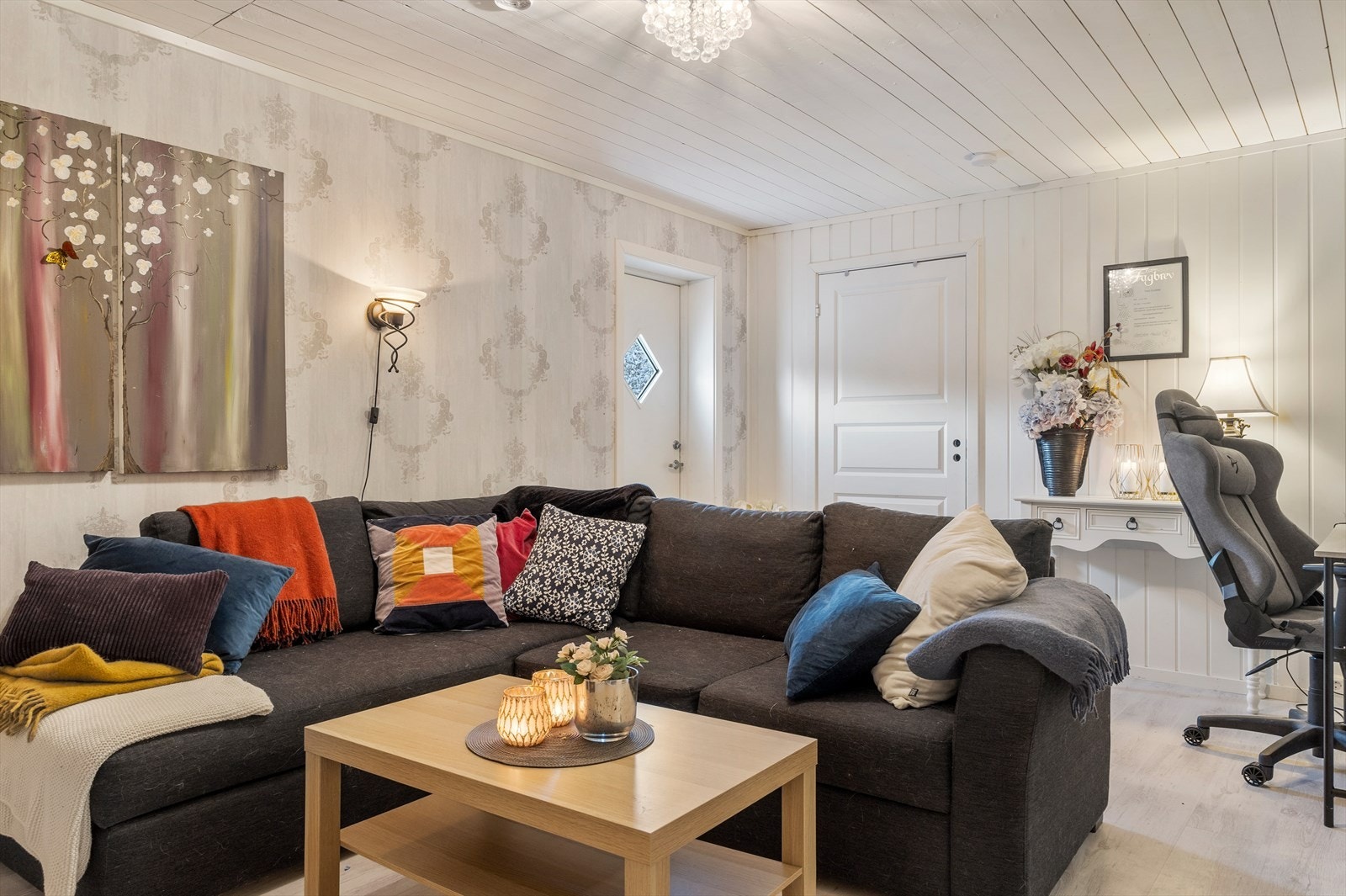 Stuen i sokkelen har egen inngang. Galleribilde