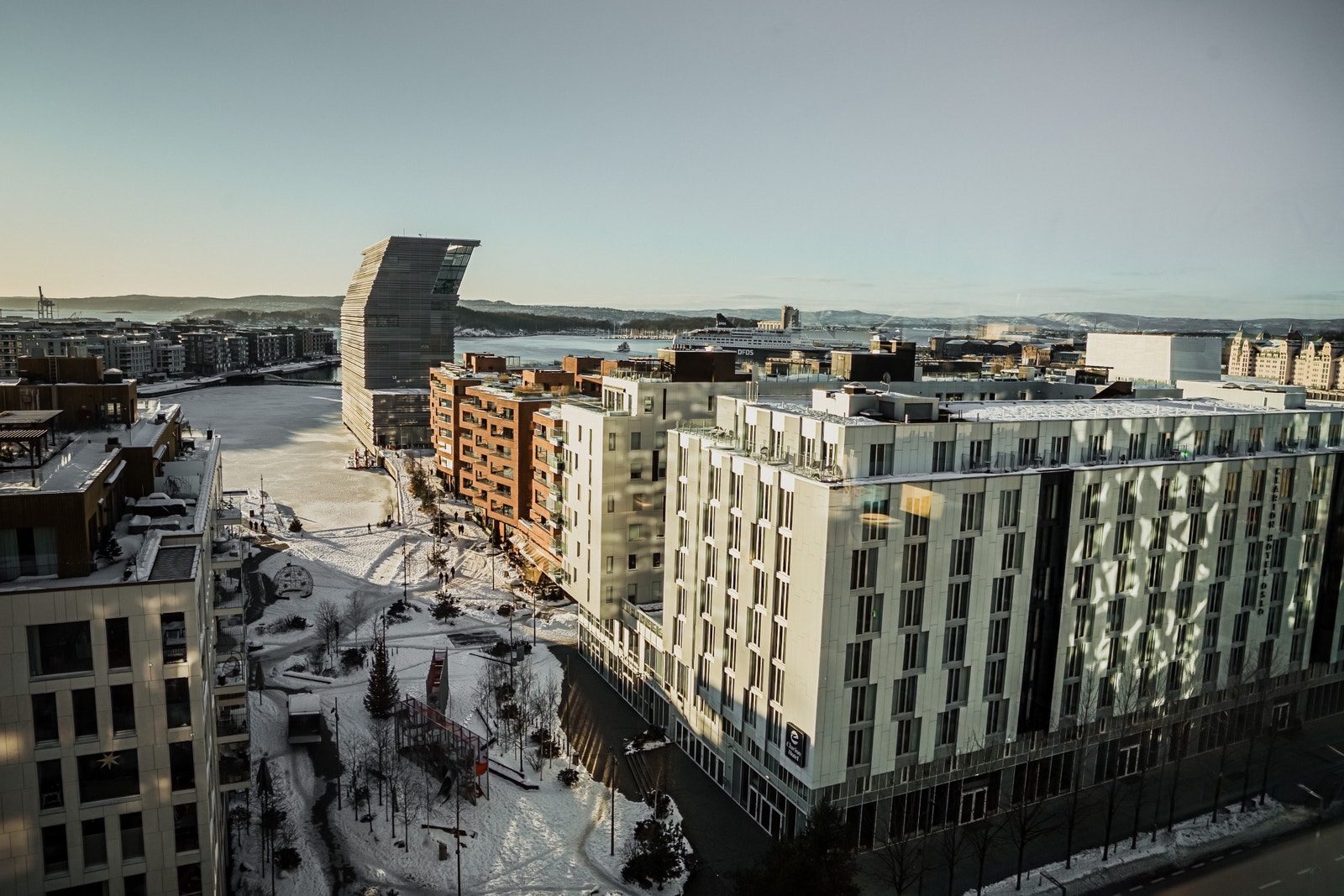 Utsikt mot fjorden fra arbeidsplassene Galleribilde