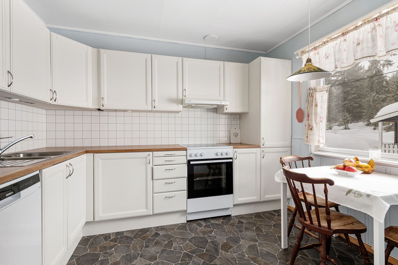 Kjøkken med god skap- og benkeplass. Galleribilde