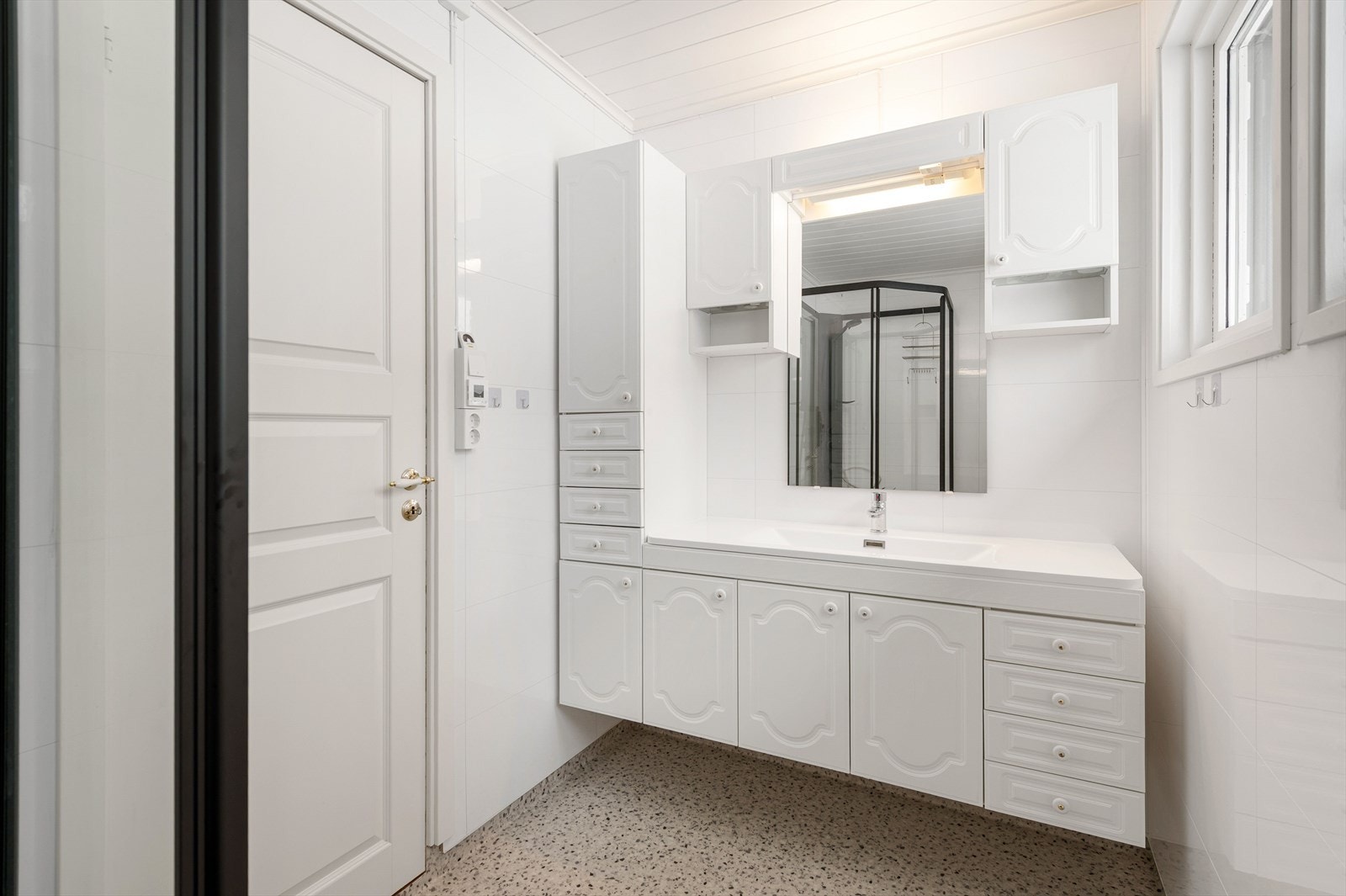 Bad med nytt dusjkabinett. Galleribilde