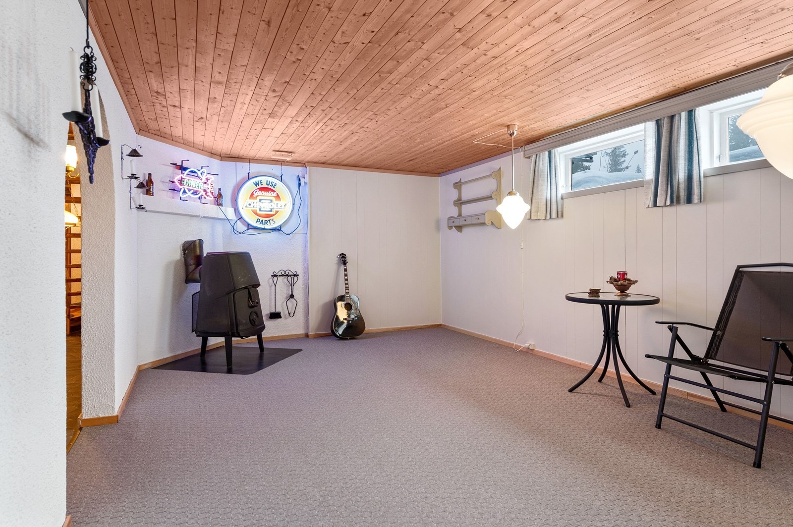 Lys og romslig kjellerstue. Galleribilde