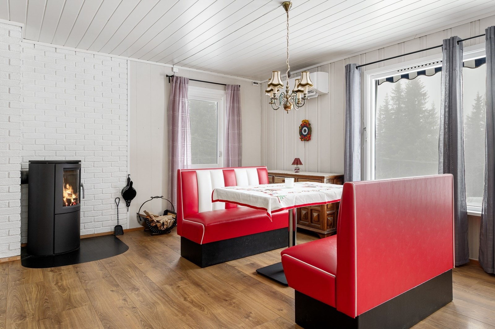 Fra stua er det utgang til terrasse. Galleribilde