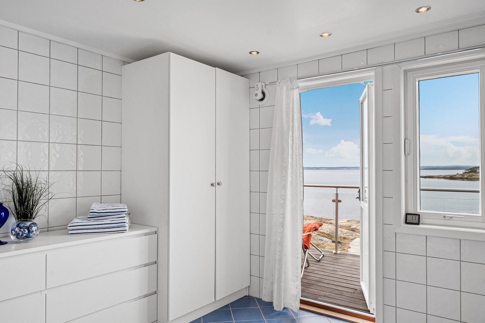Fra badet er det utgang til vestvendt veranda på 14 kvm med glassrekkverk og terrassebord på gulv. Galleribilde
