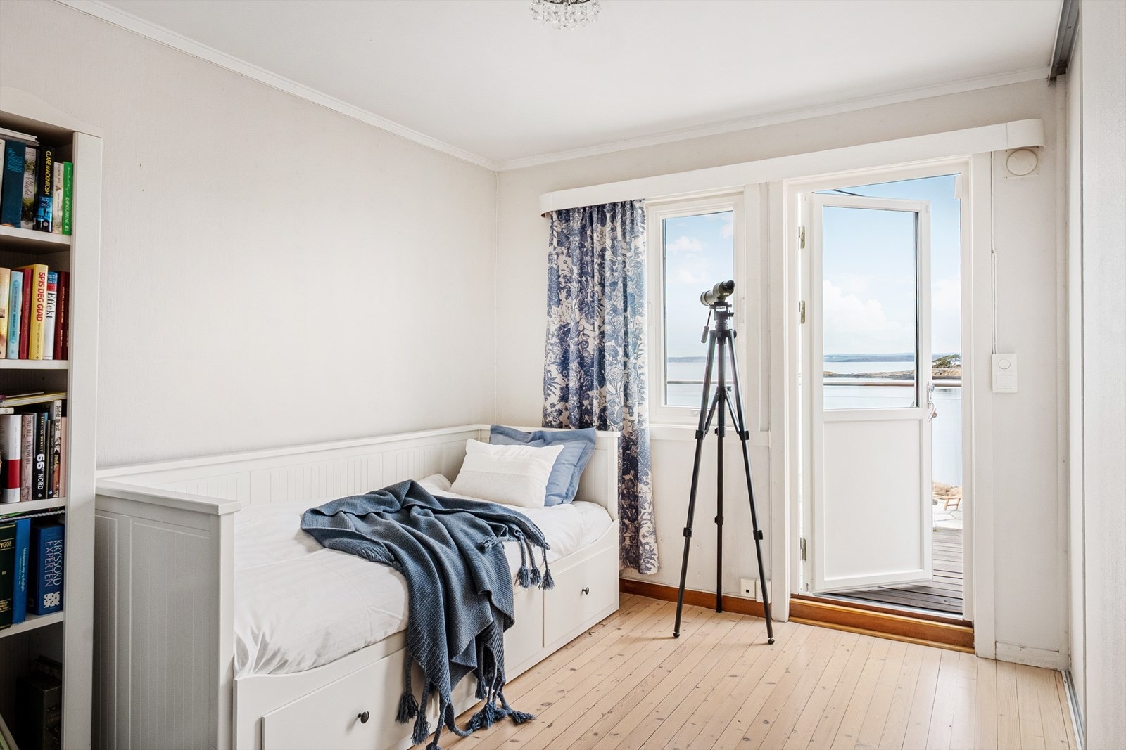 Soverom 1 av 3 har skyvedørsgarderobe og utgang til samme veranda som bad - godt tilrettelagt for å kjenne på feriefølelsen hele året! Galleribilde