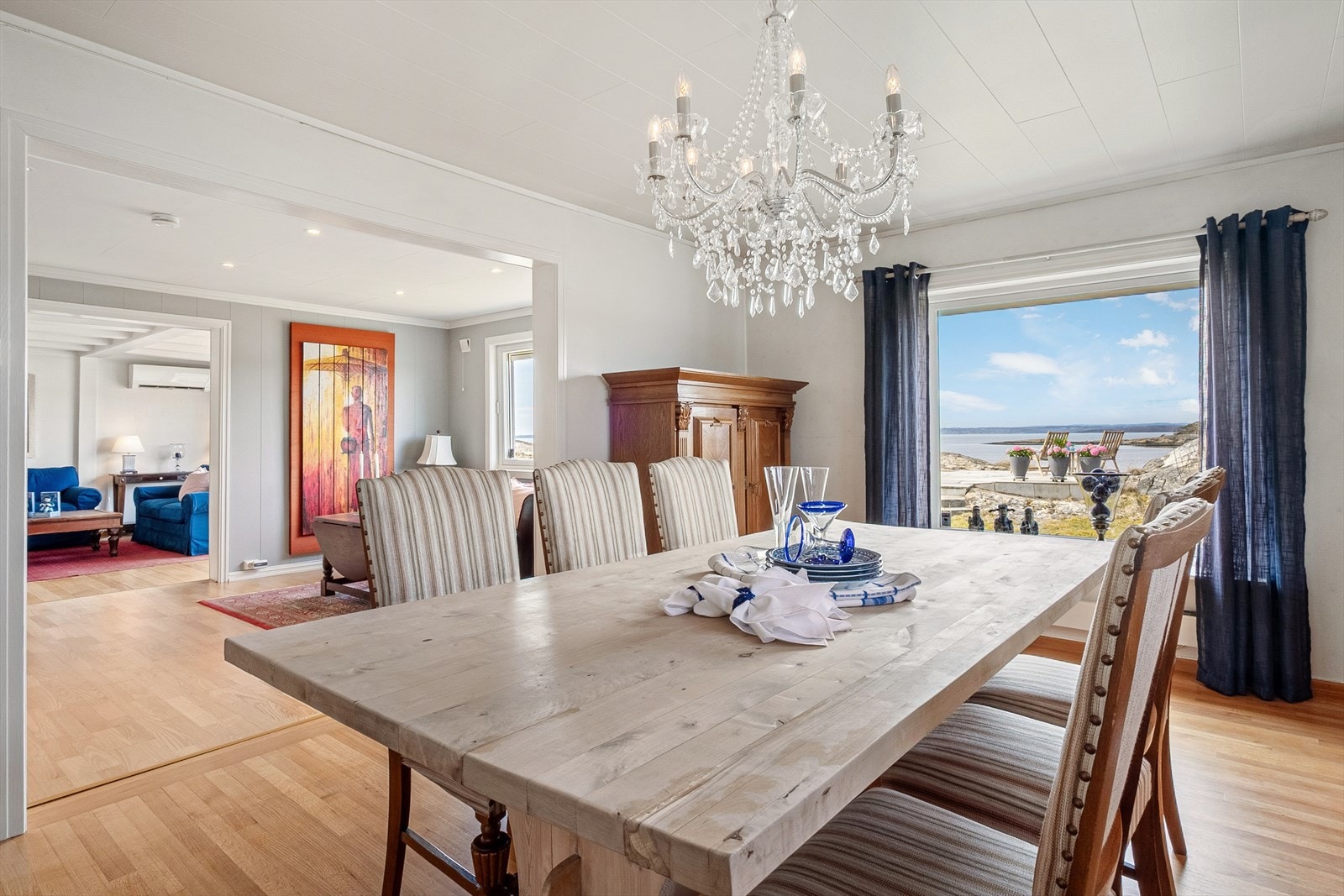Spisestuen ligger praktisk tilknyttet kjøkkenet, med plass til et stort spisebord for familie og venner - perfekt for både selskap og hverdag. Galleribilde