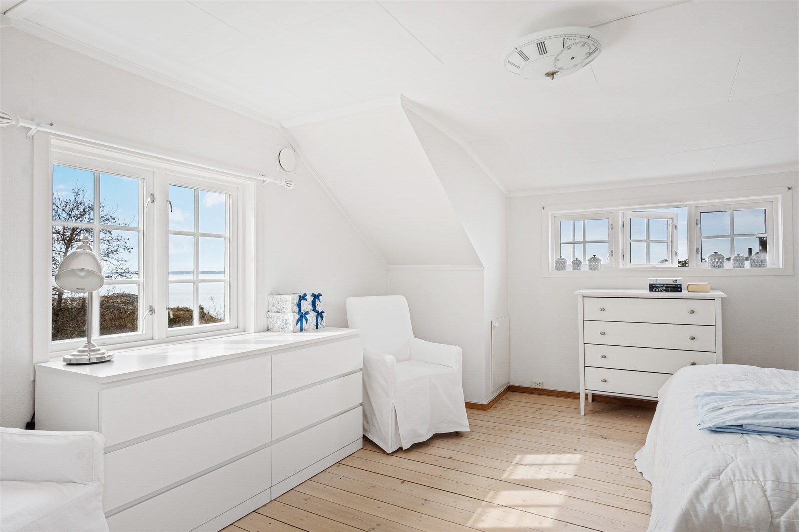 Vinduer på flere sider, meget generøs takhøyde og hvitmalte overflater sørger for en lys og luftig atmosfære. Galleribilde