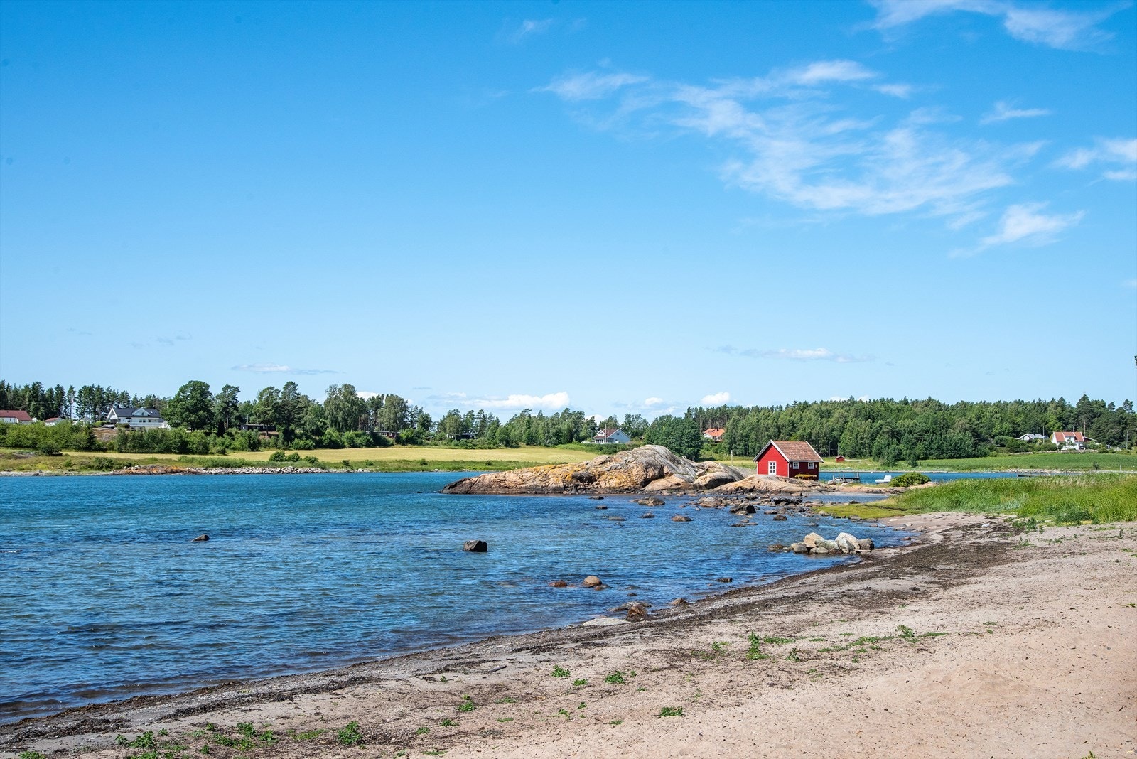 Kun får minutters gange fra boligen finner du Årefjordstranden. En sandstrand som passer ypperlig for lek og morro for de minste. Galleribilde