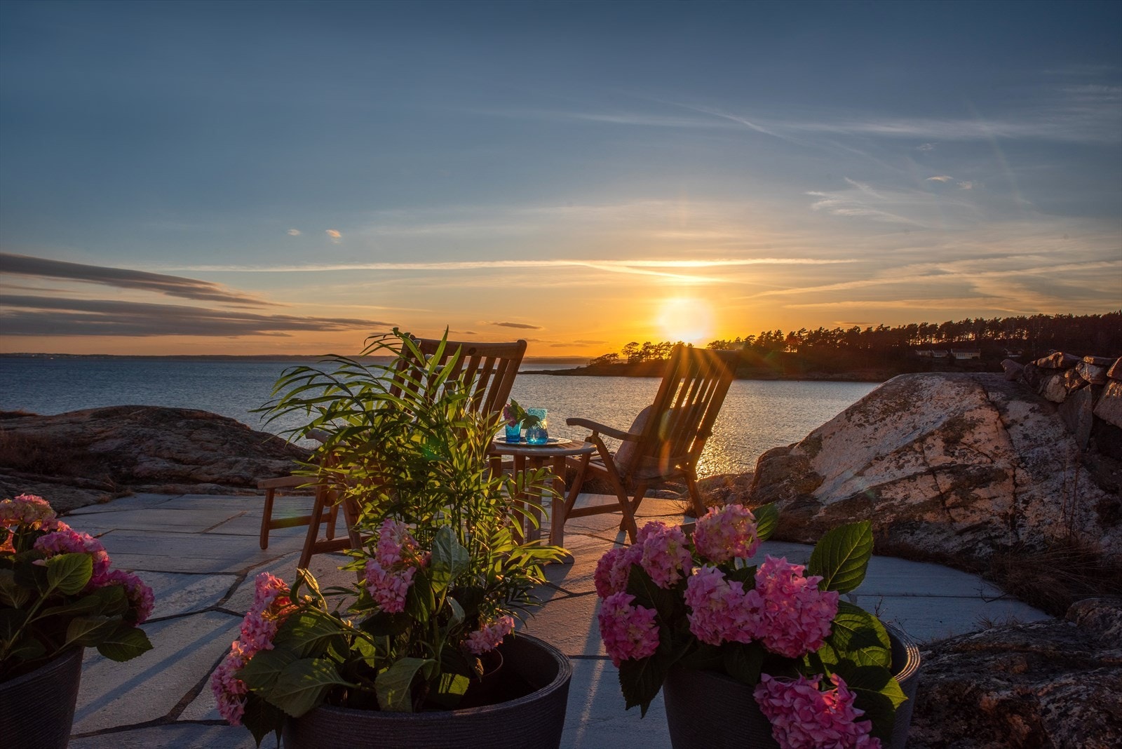 Eiendommen har egen strandlinje med idylliske svaberg og privat brygge perfekt for bading og båtliv. Galleribilde