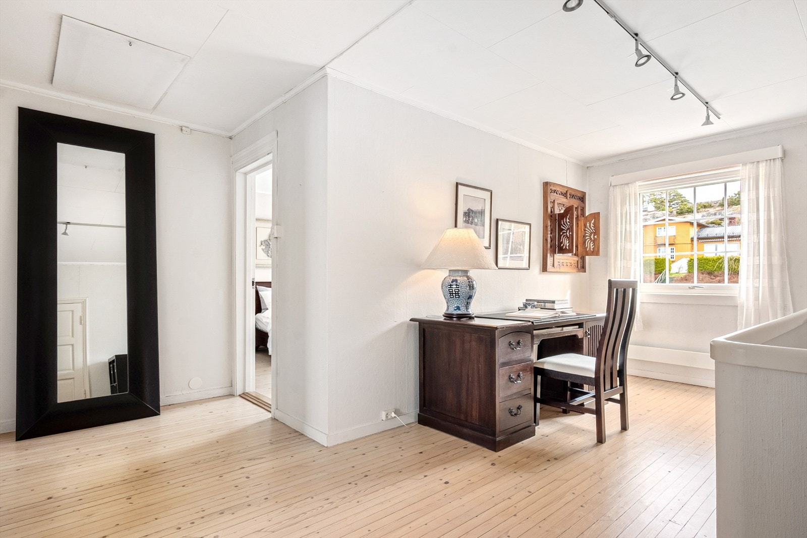 I trapperom/loftstue utenfor soverommene er det plass til kontorpult el. l. og det er gjennomgående lyst heltregulv med smal plank i etasjen. Galleribilde
