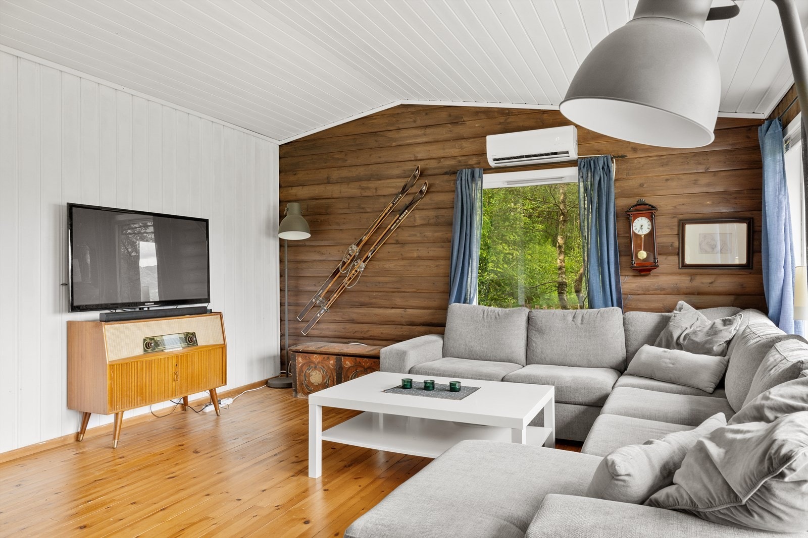 Det er montert varmepumpe og man har internett fra telenor. Galleribilde