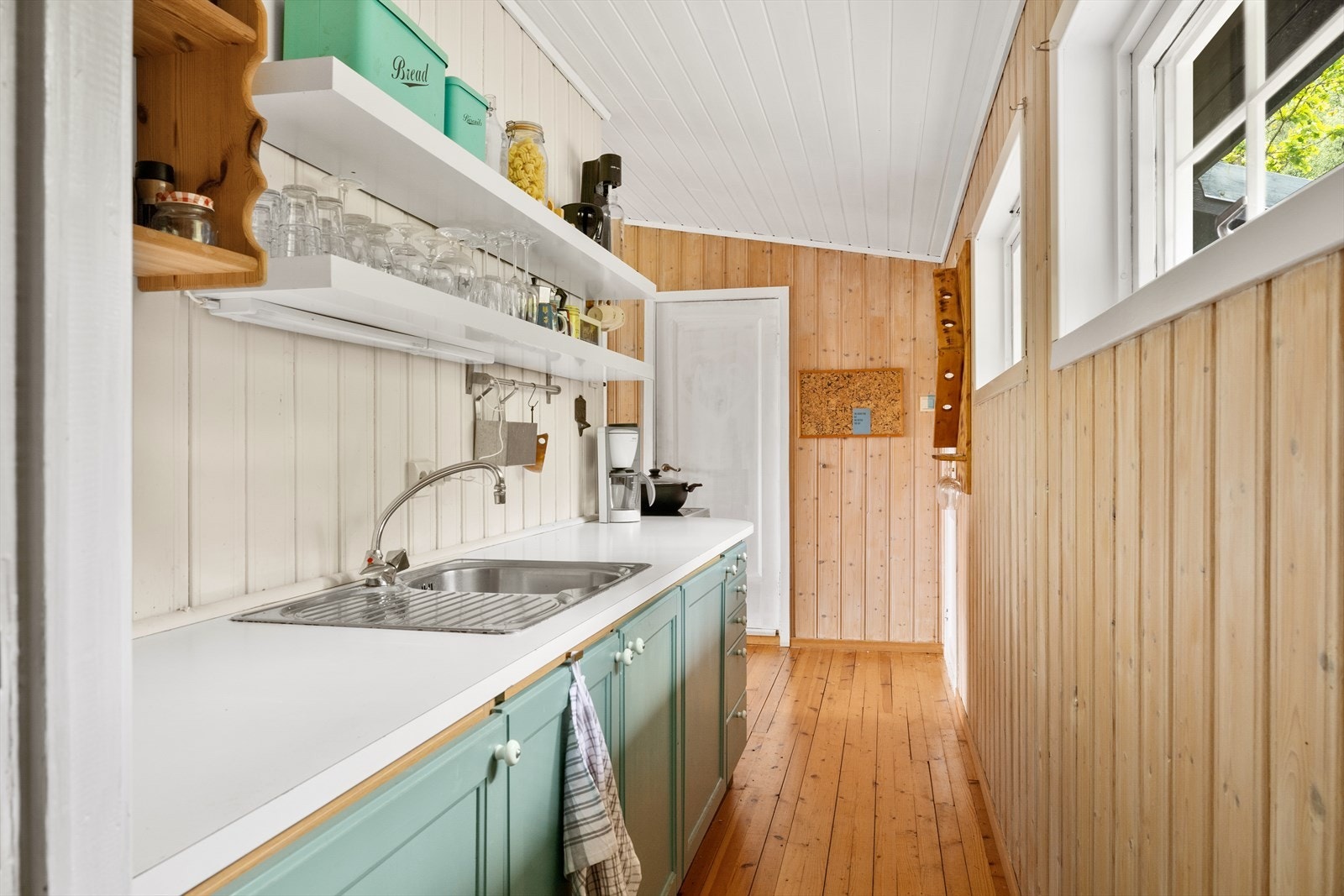 Kjøkkenet er enkelt og funksjonelt malt i en behagelig fargetone Galleribilde