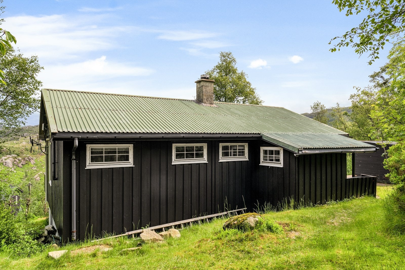 Eiendommen ligger idyllisk til på Tjørn - et populært og trivelig hytteområde kjent for sin naturskjønne beliggenhet og rolige atmosfære. Galleribilde