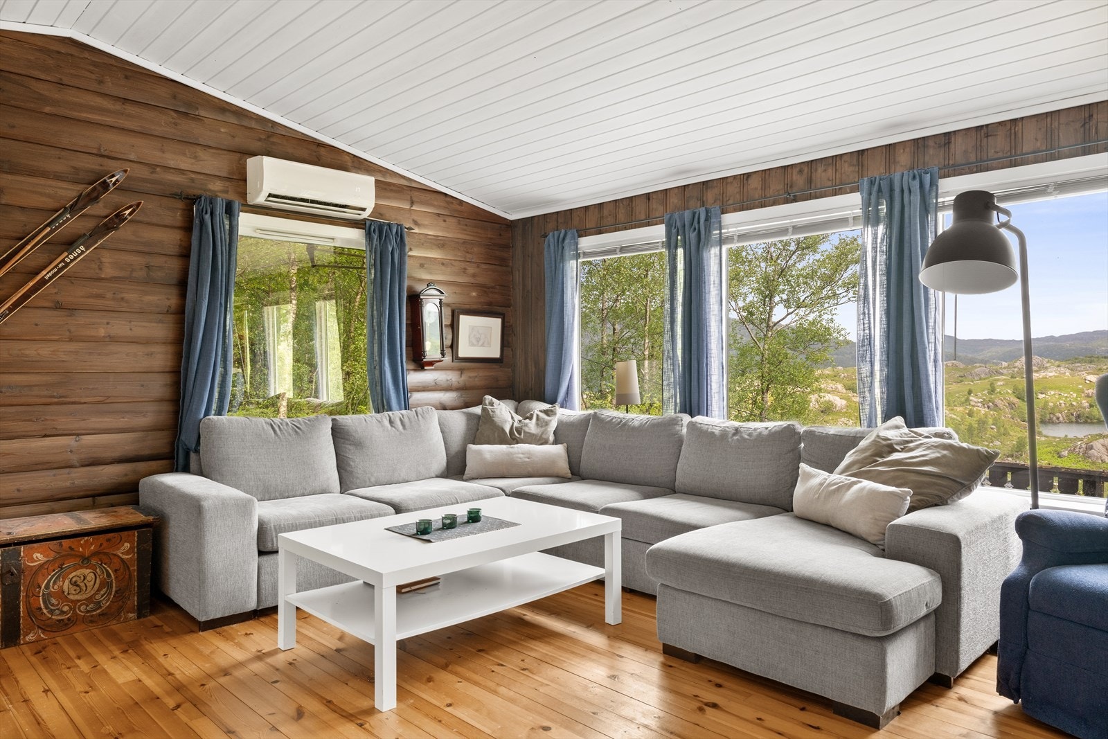 Stuen har god plass til en stor sofagruppe slik at hele familien kan samles. Galleribilde