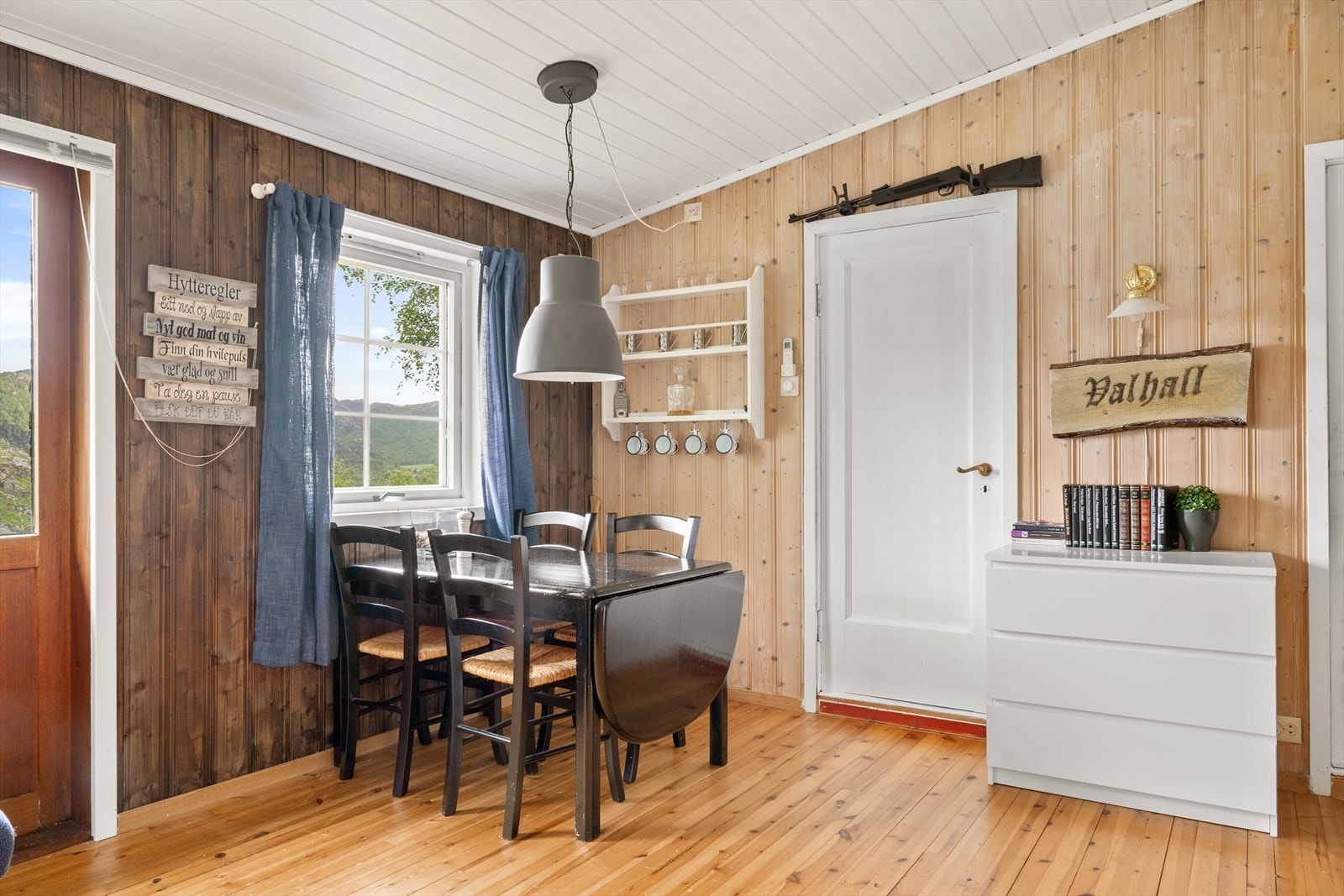 Rommet byr også på godt med plass til spisegruppe. Galleribilde