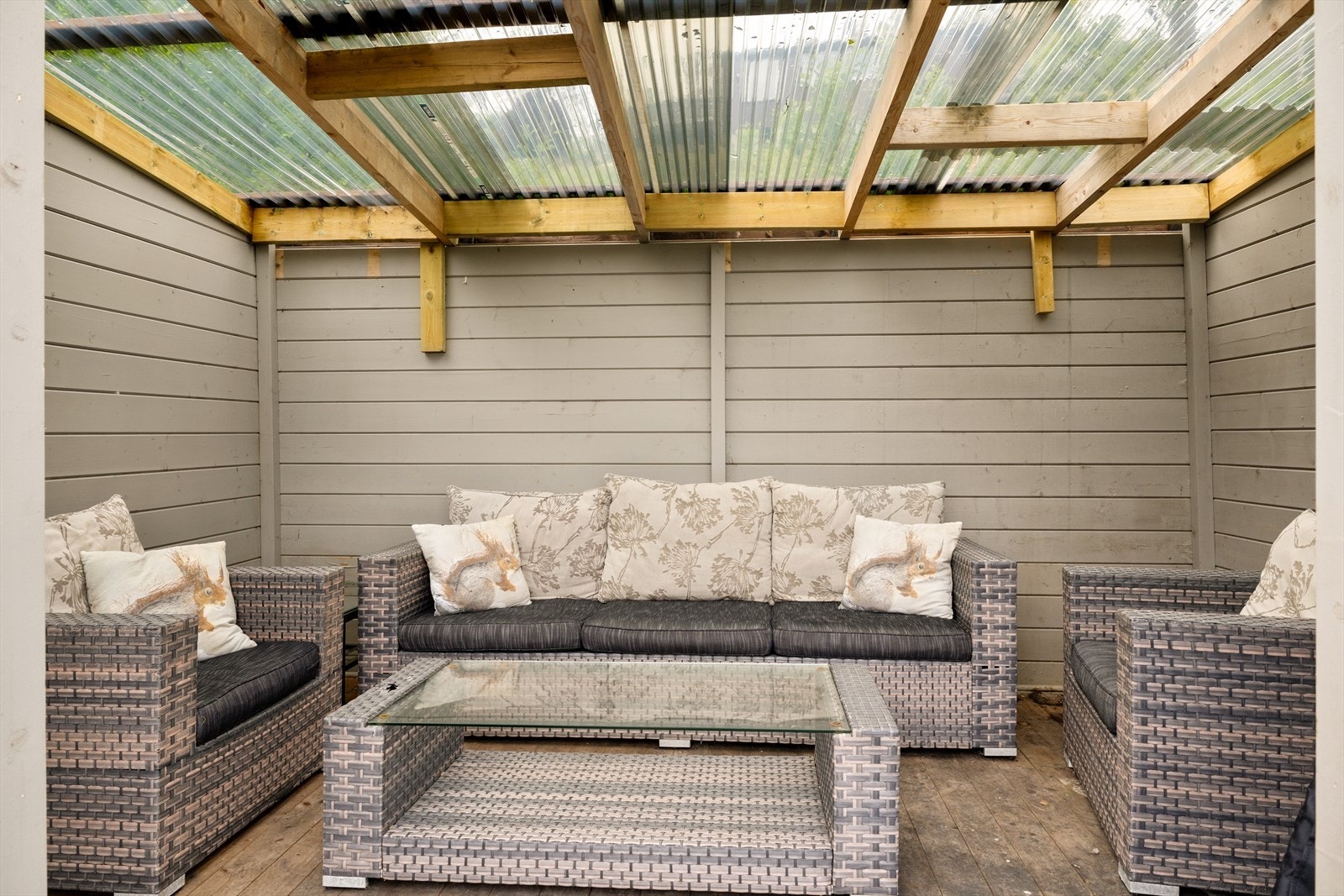 På eiendommen står også en utestue - perfekt som skjermet hyggekrok for sene sommerkvelder eller en kaffekopp i regnet. Utestue og terrasse her er ikke byggemeldt. Galleribilde