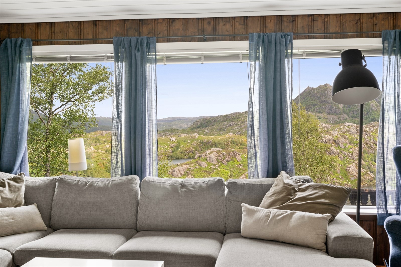 Utsikten er med deg overalt - enten du sitter ute eller trekker inn i stuen. Galleribilde