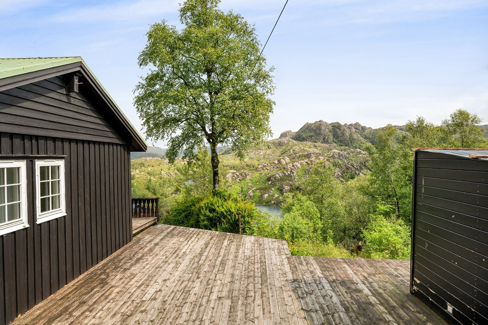 Denne fantastiske fritidseiendommen er perfekt plassert i terrenget som gir den flotte utsikten. Beliggenheten er omkranset av flott natur. Galleribilde