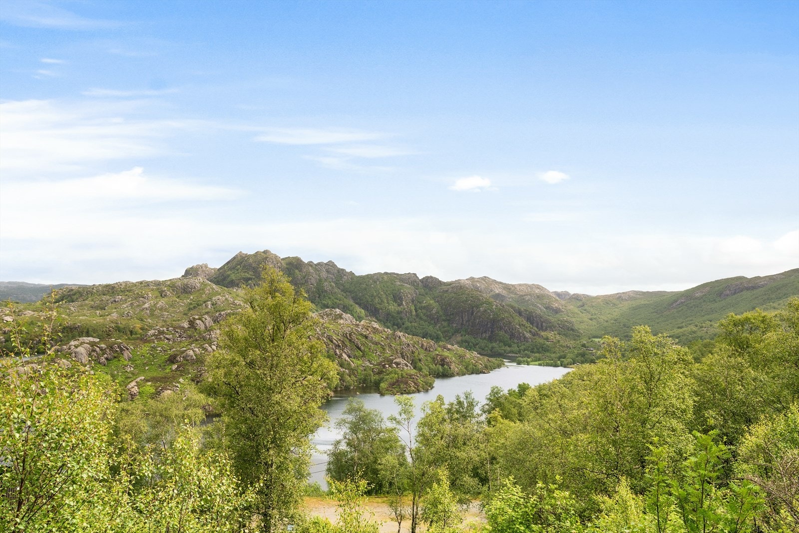 Drømmer du om et tilfluktssted hvor du kan nyte roen og skjønnheten i naturen hvor du i tillegg har gleden av ypperlige solforhold og en nydelig utsikt? Galleribilde