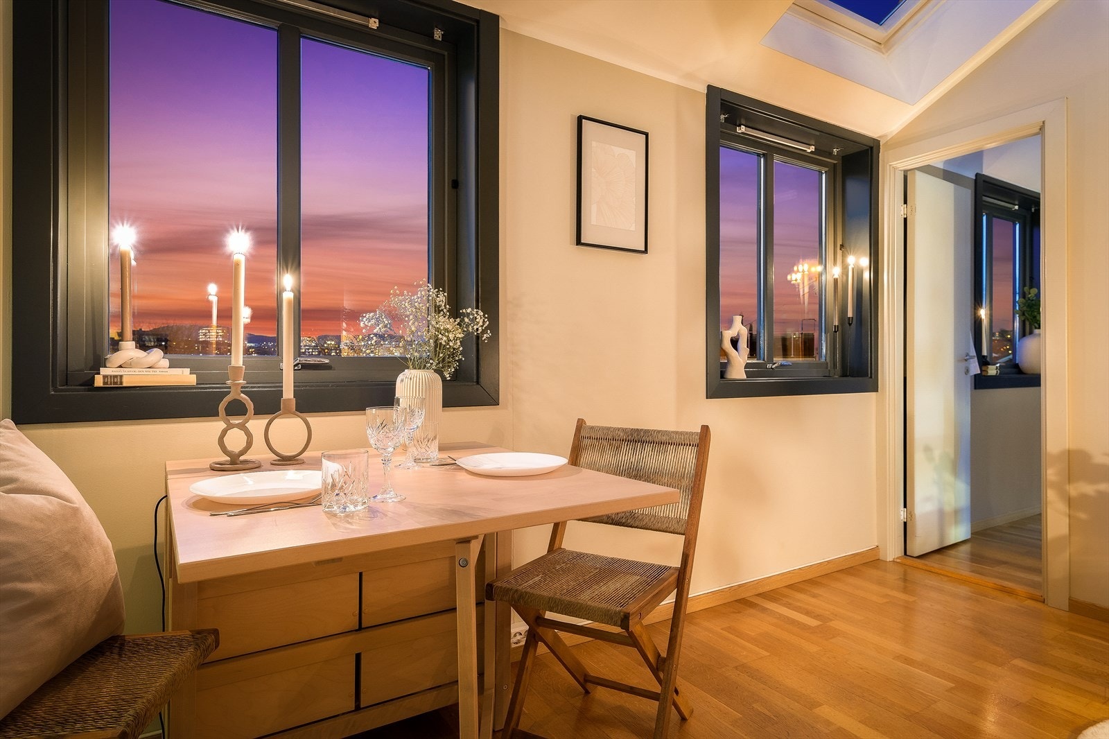 Dette er en kul og svært arealeffektiv 2-roms toppleilighet med heisadkomst, god takhøyde og flott utsikt. Galleribilde