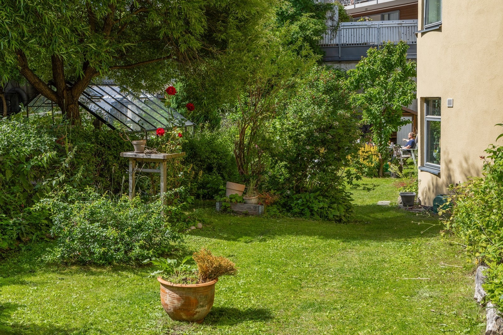 Velstelt og idyllisk bakgård som er godt skjermet fra bylivet. Galleribilde