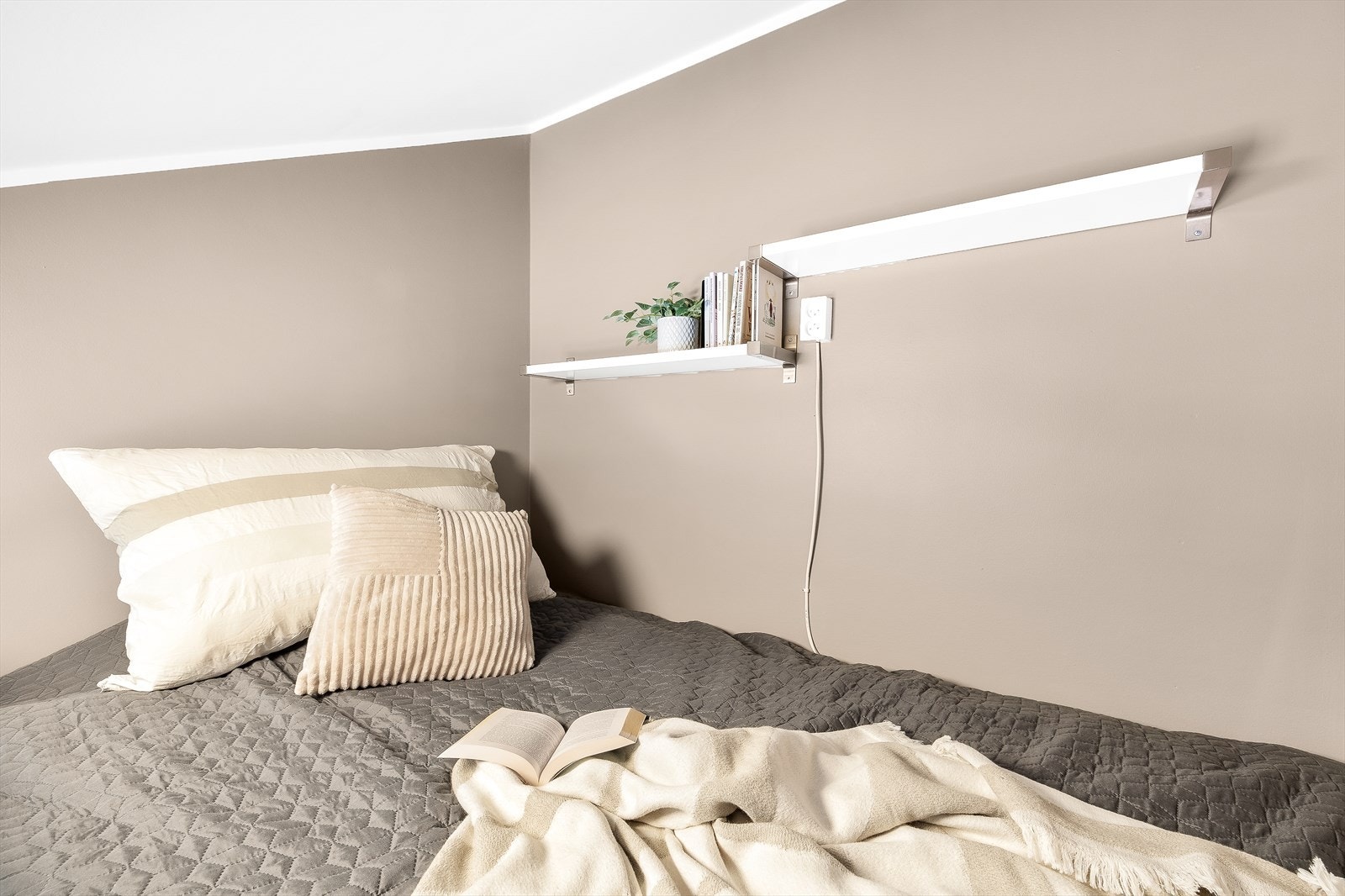 Fastmontert, høy seng/hems er en meget arealeffektiv løsning og kan benyttes som gjesteseng ved besøk. Galleribilde