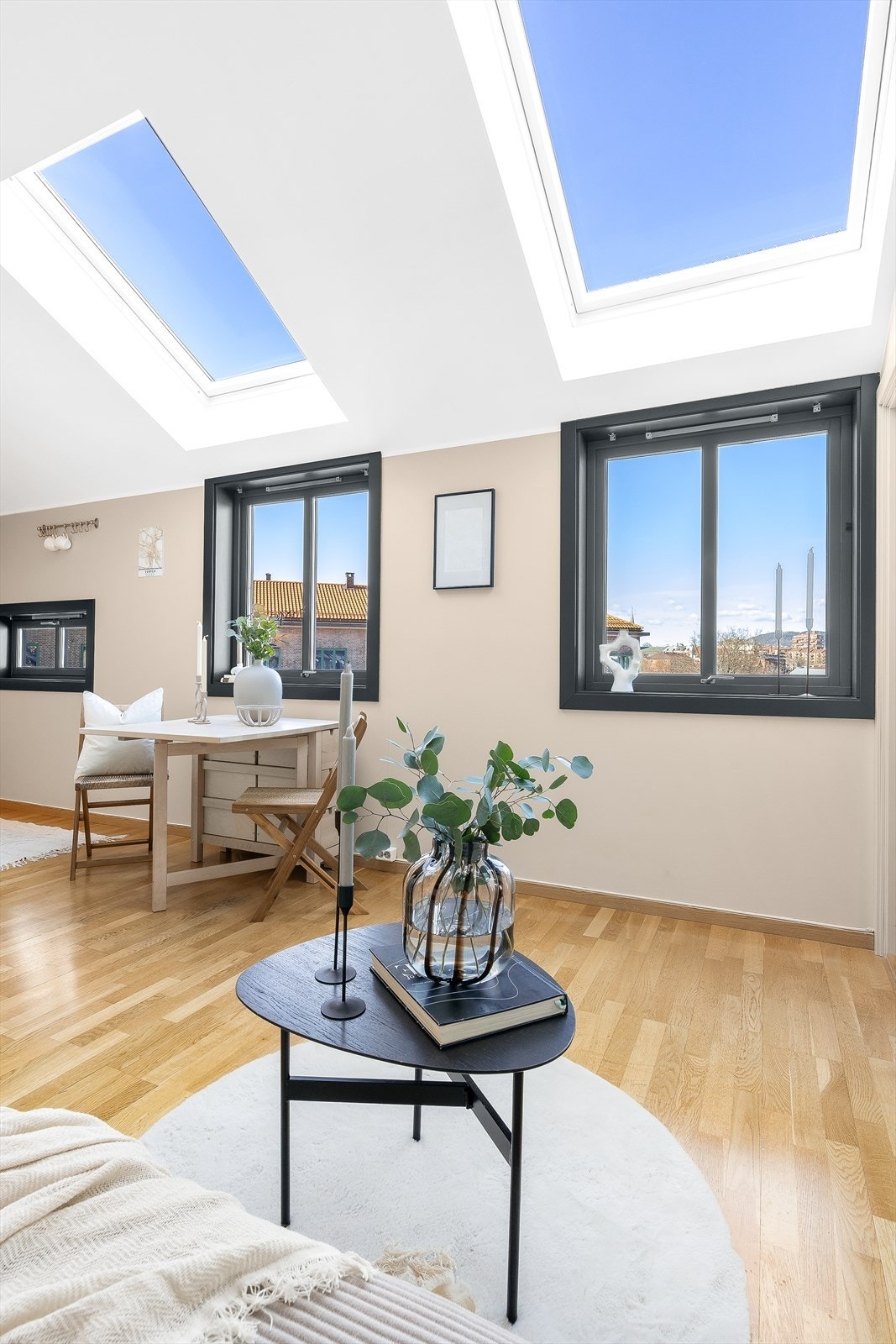 Den sjenerøse takhøyden og de mange, store vindusflater gjør rommet svært lyst og luftig. Galleribilde