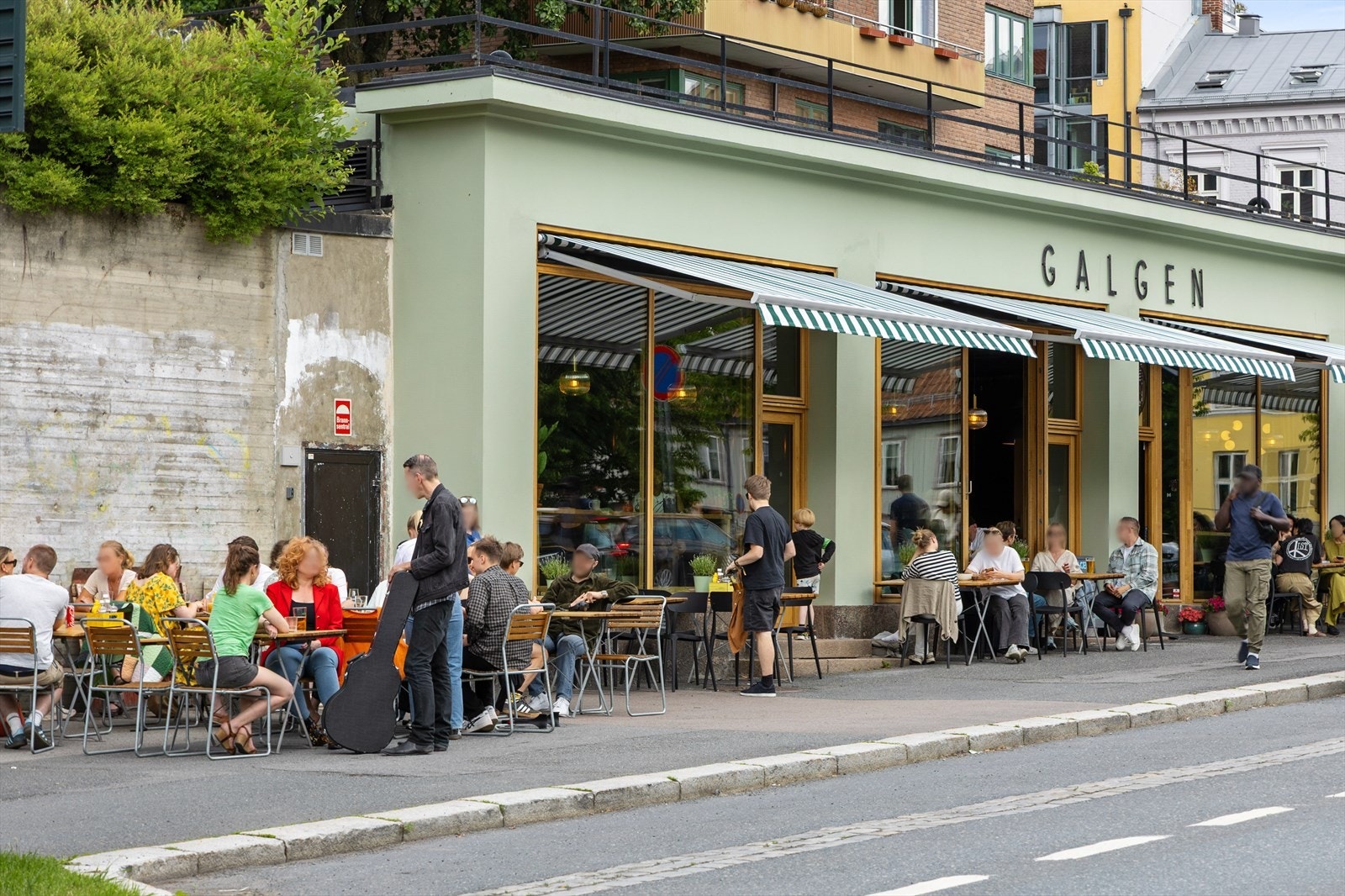 Galgen har nylig gjenåpnet i stilige, renoverte lokaler rett borti gaten. Den solrike uteserveringen er alltid godt besøkt på fine dager! Galleribilde