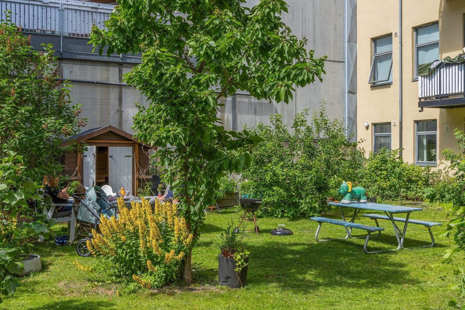 Det er flere sittegrupper i bakgården hvor du kan nyte soldagene alene eller slå av en prat med en hyggelig nabo. Galleribilde