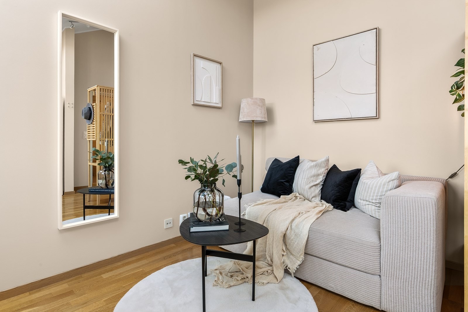 Koselig sofakrok for avslapping. Galleribilde