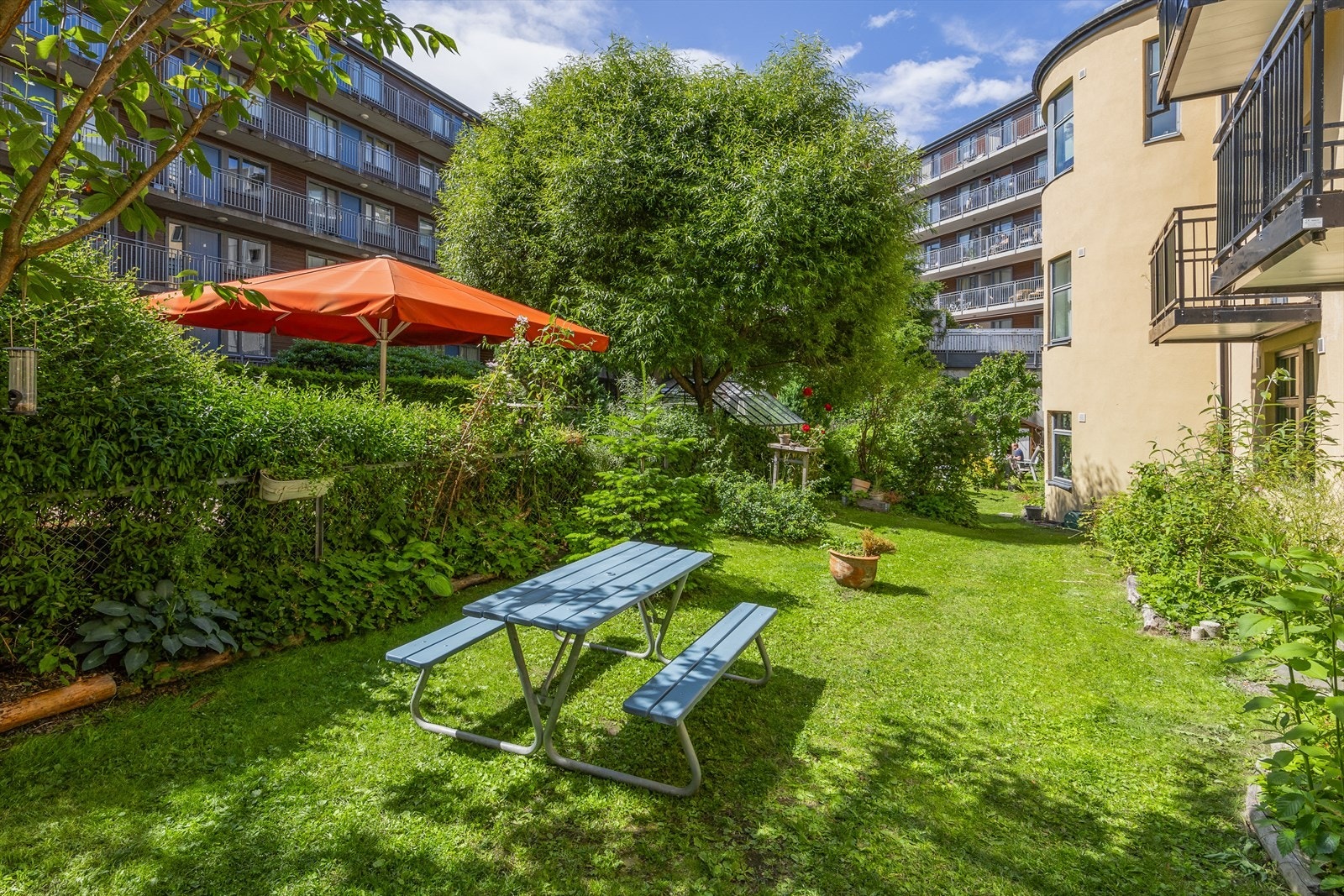 Borettslaget har en koselig bakgård med plen, sittegrupper og sykkelparkering. Galleribilde