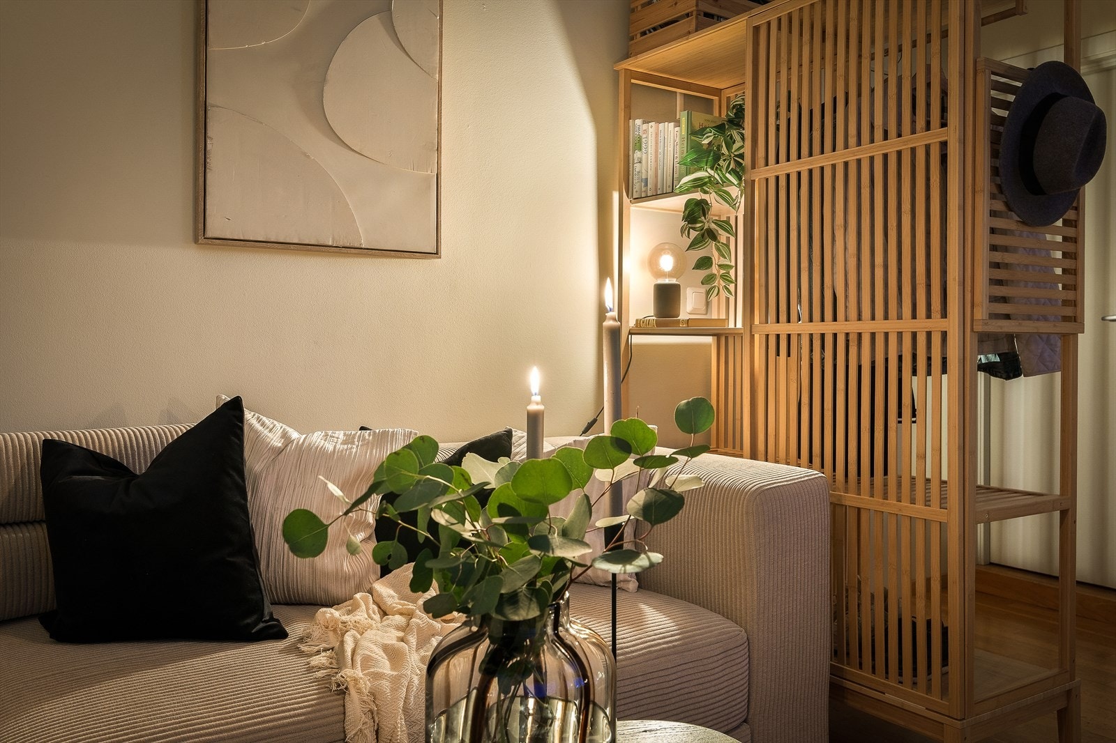 Lun og koselig kveldsstemning. Galleribilde