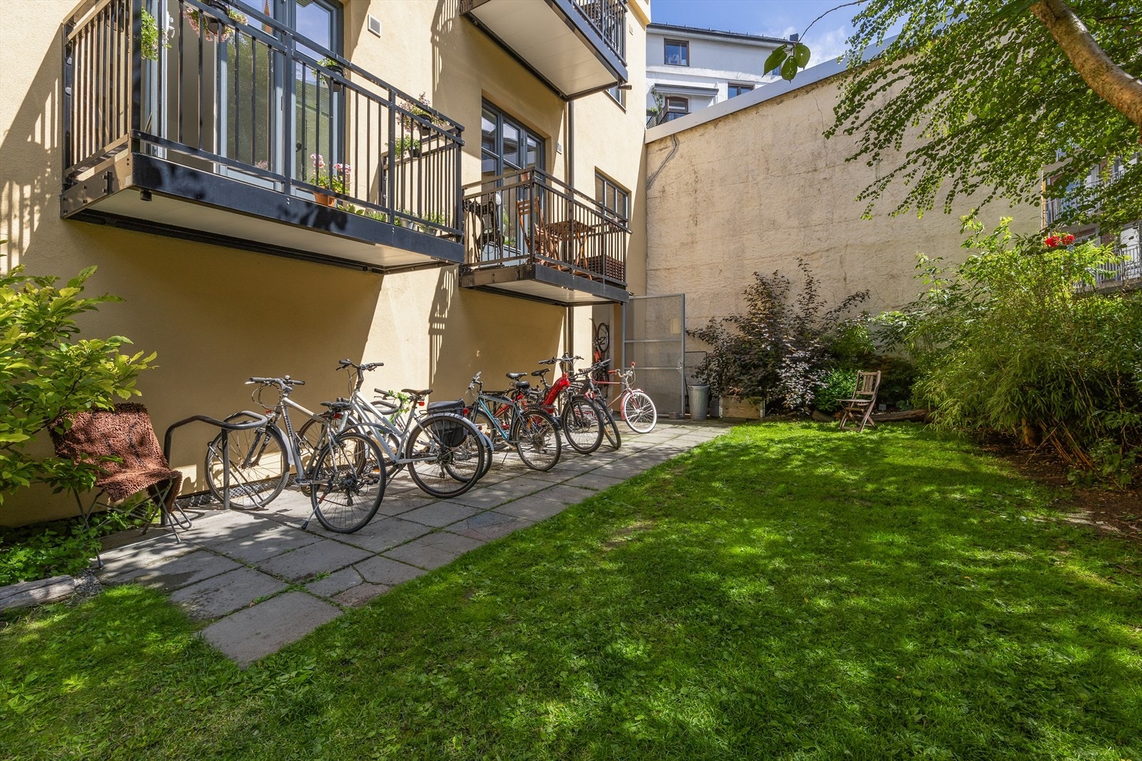 Borettslaget har to sykkelparkeringer; én under tak og én i bakgården. Galleribilde