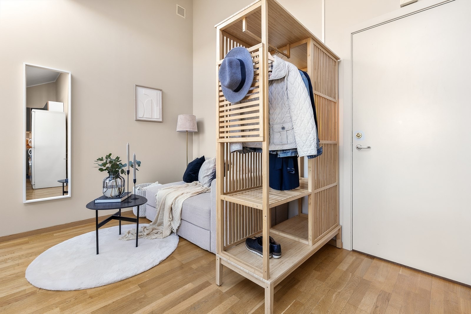 Den gode planløsningen gir rom for sofakrok, spisebord og et eget soverom med plass til dobbeltseng. Galleribilde