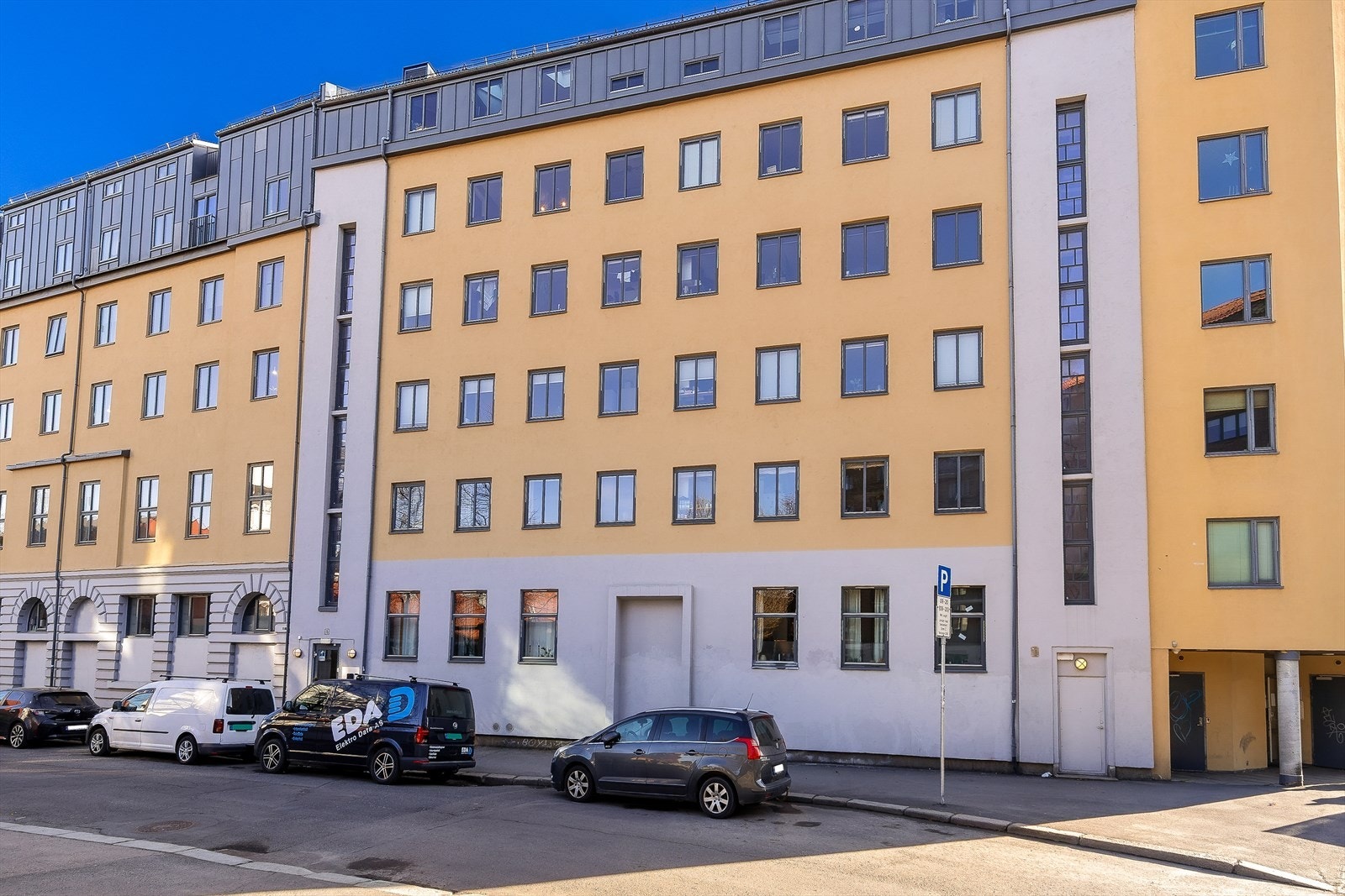 Velkommen til Enebakkveien 15! Her vil du bo helt på toppen med adkomst via heis i et rolig område med umiddelbar nærhet til dagligvarebutikk, kollektivtransport, parker og aktivitetsmuligheter. Galleribilde