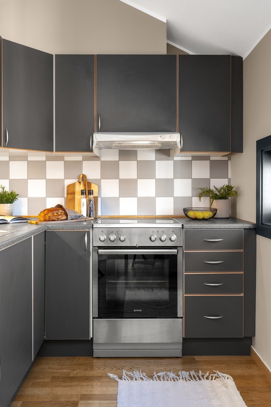 Kjøkkenet er utstyrt med frittstående hvitevarer som komfyr, vaskemaskin samt kjøl- og fryseskap. Galleribilde